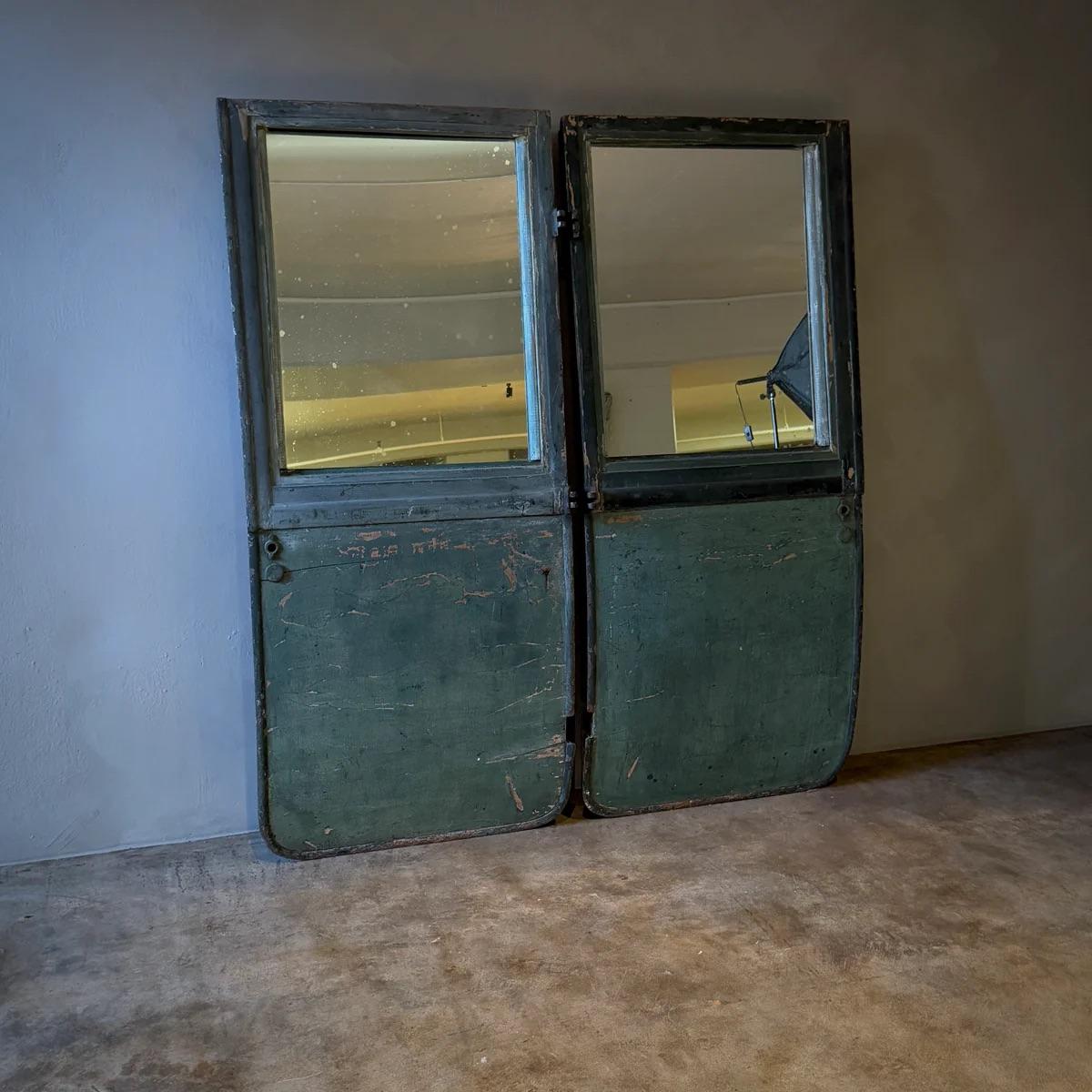 Inglese Coppia di specchi inglesi degli anni '50 ricavati da porte di carrozze verdi in vendita