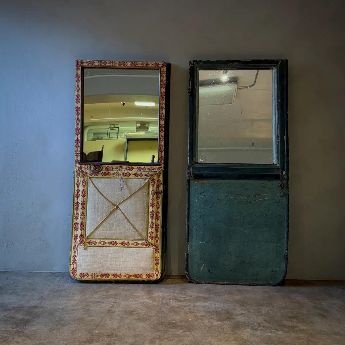Coppia di specchi inglesi degli anni '50 ricavati da porte di carrozze verdi In condizioni buone in vendita a Los Angeles, CA