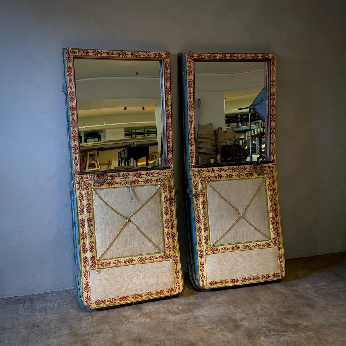 XX secolo Coppia di specchi inglesi degli anni '50 ricavati da porte di carrozze verdi in vendita