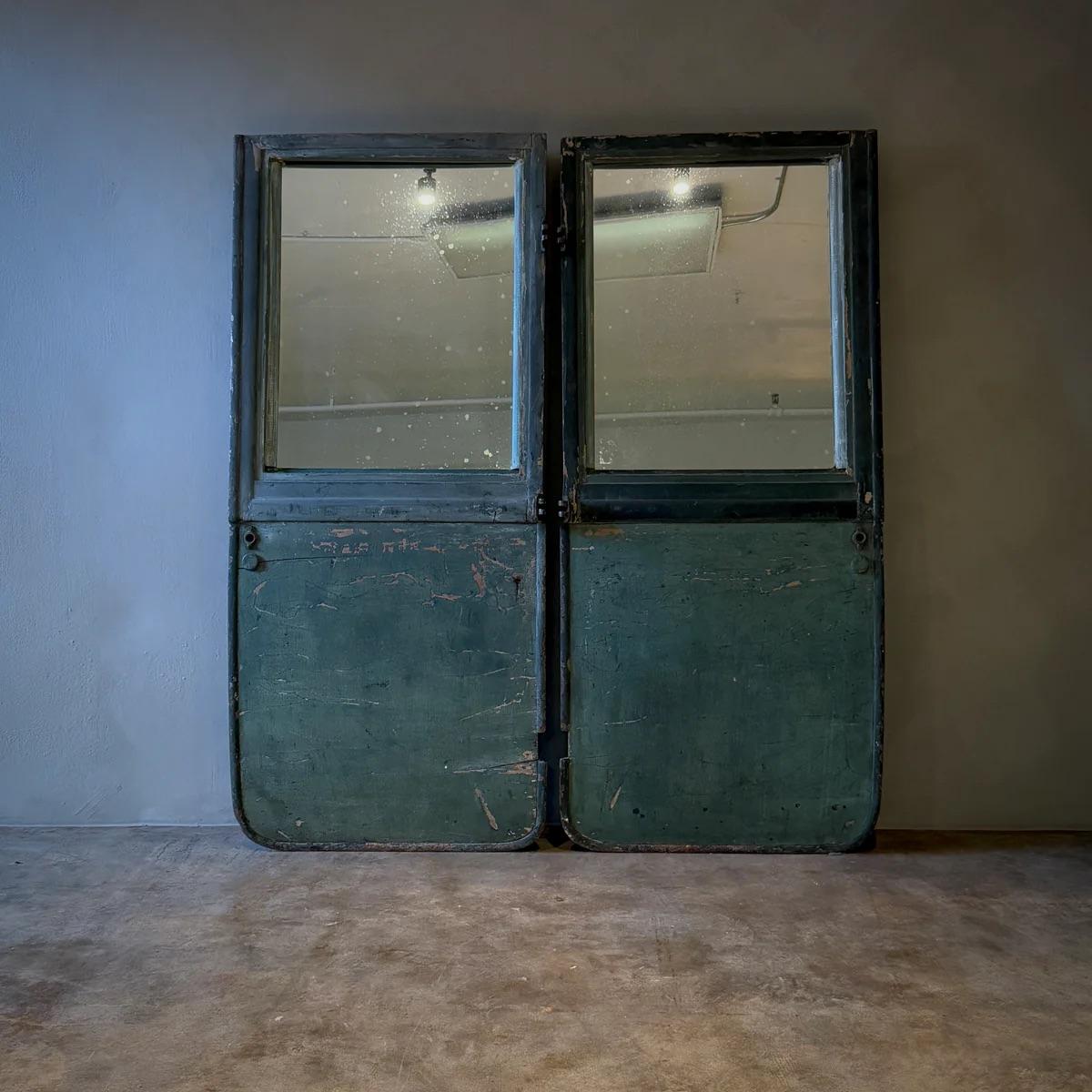 Vetro Coppia di specchi inglesi degli anni '50 ricavati da porte di carrozze verdi in vendita