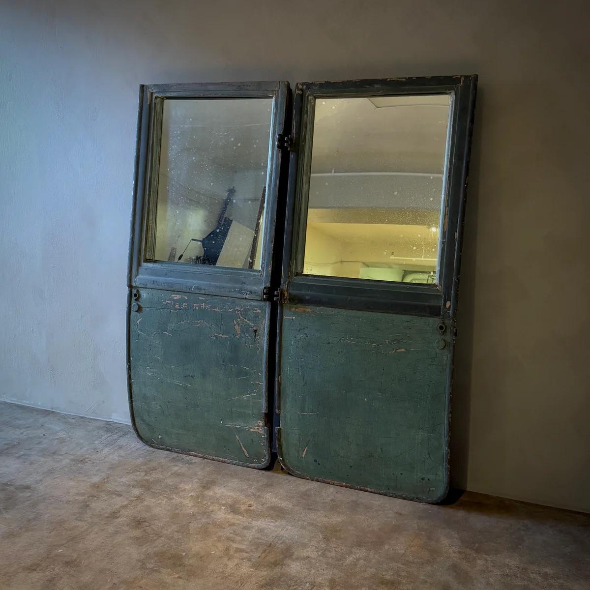 Coppia di specchi inglesi degli anni '50 ricavati da porte di carrozze verdi in vendita 1