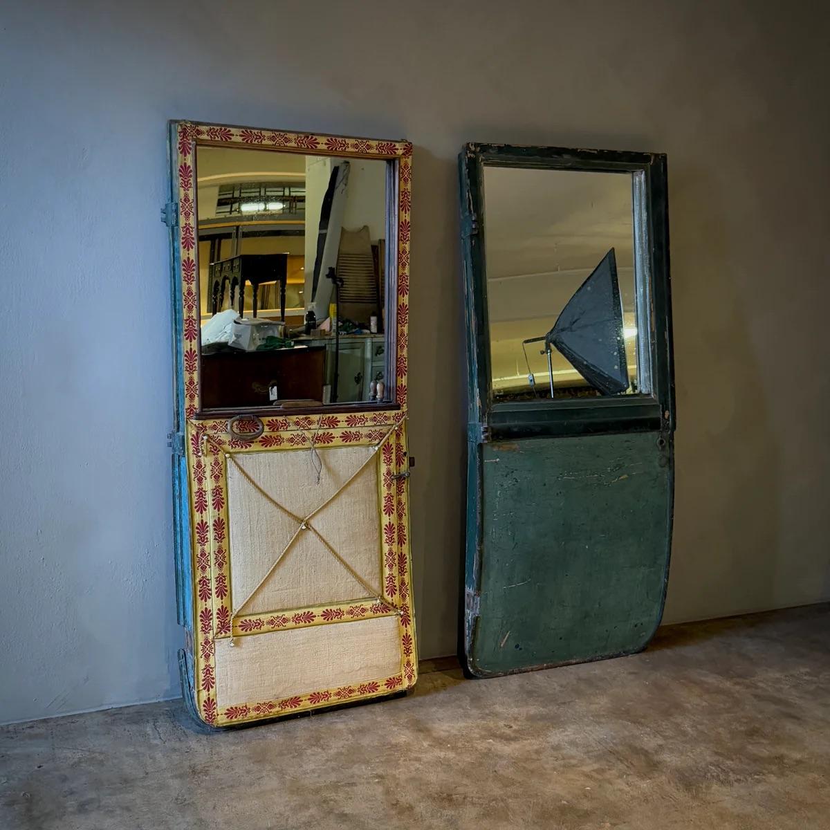 Coppia di specchi inglesi degli anni '50 ricavati da porte di carrozze verdi in vendita 2