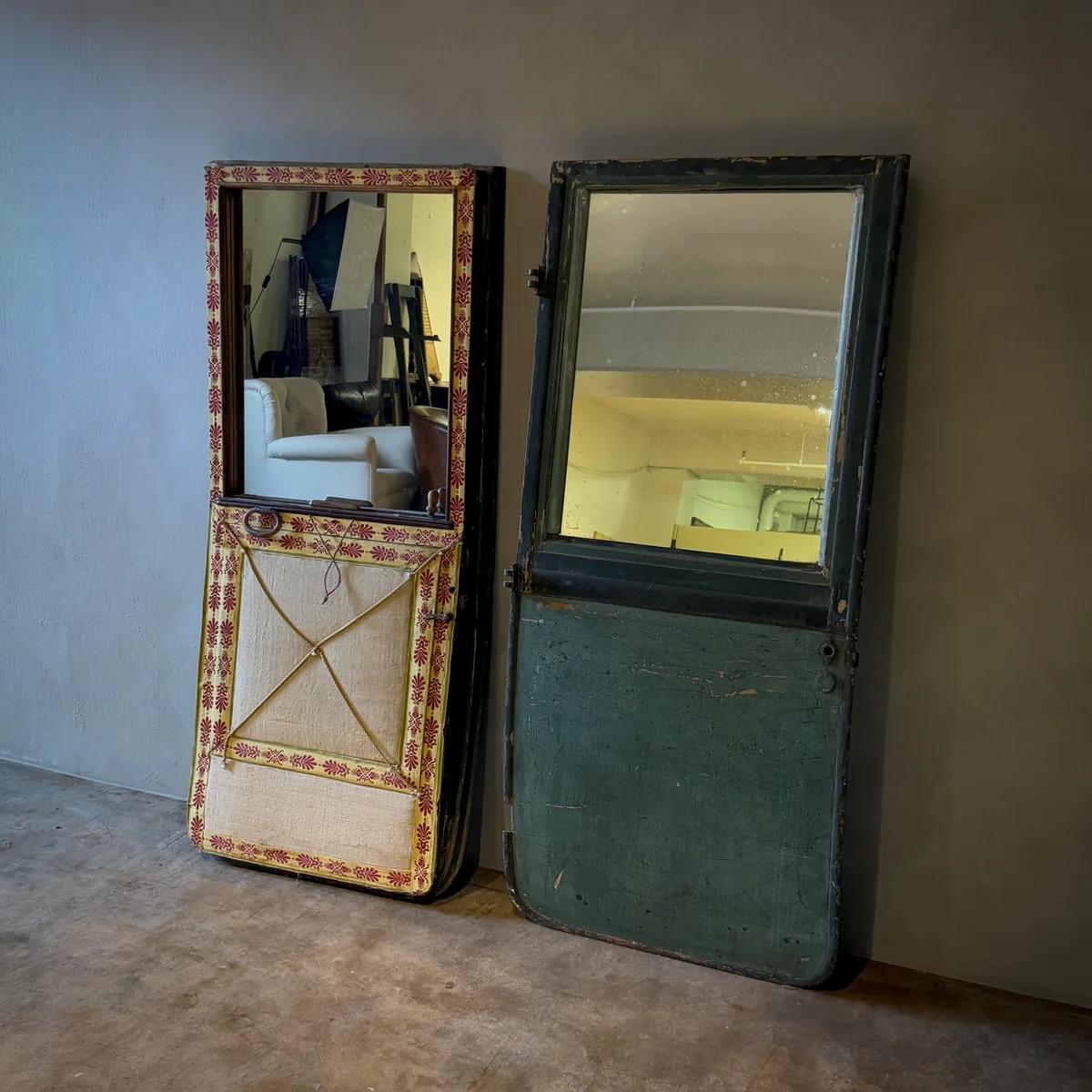 Coppia di specchi inglesi degli anni '50 ricavati da porte di carrozze verdi in vendita 3