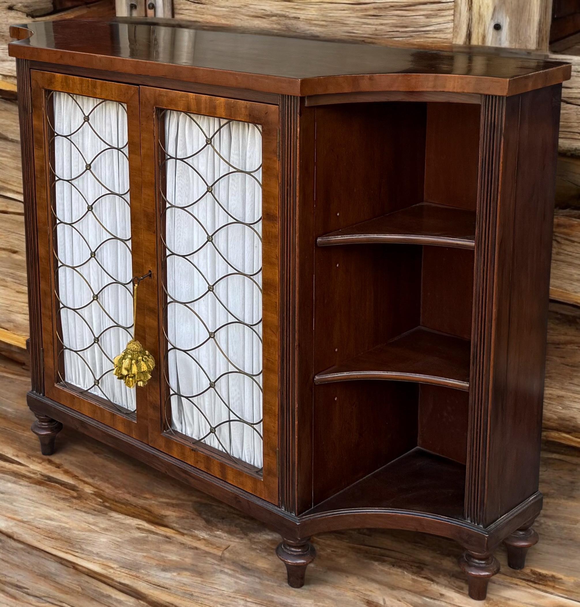 Si tratta di un affascinante mobile o libreria in stile Regency inglese. È dotata di porte in fil di ferro e il tessuto può essere facilmente sostituito da uno specchio o da un vetro trasparente. Include una chiave e uno scaffale regolabile. Adoro i