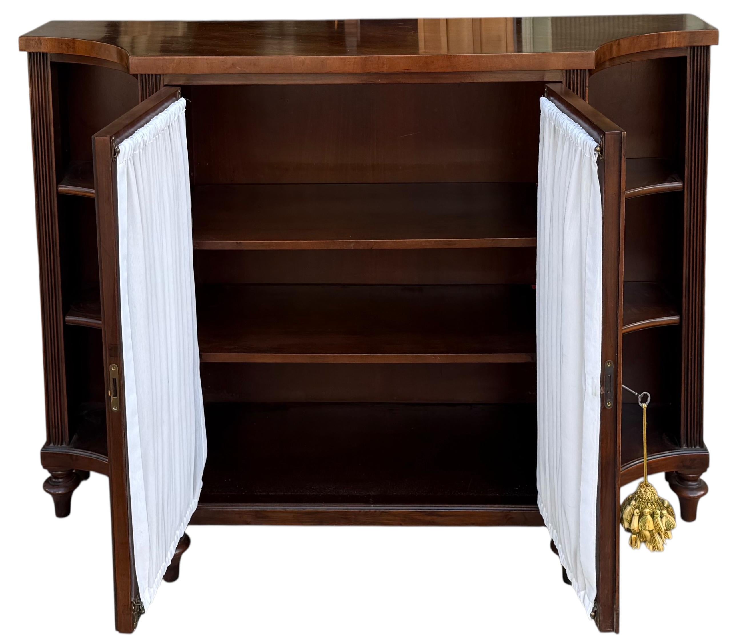 Libreria/armadio/credenza in noce in stile Regency inglese degli anni '50 con ante in filo metallico In condizioni buone in vendita a Kennesaw, GA