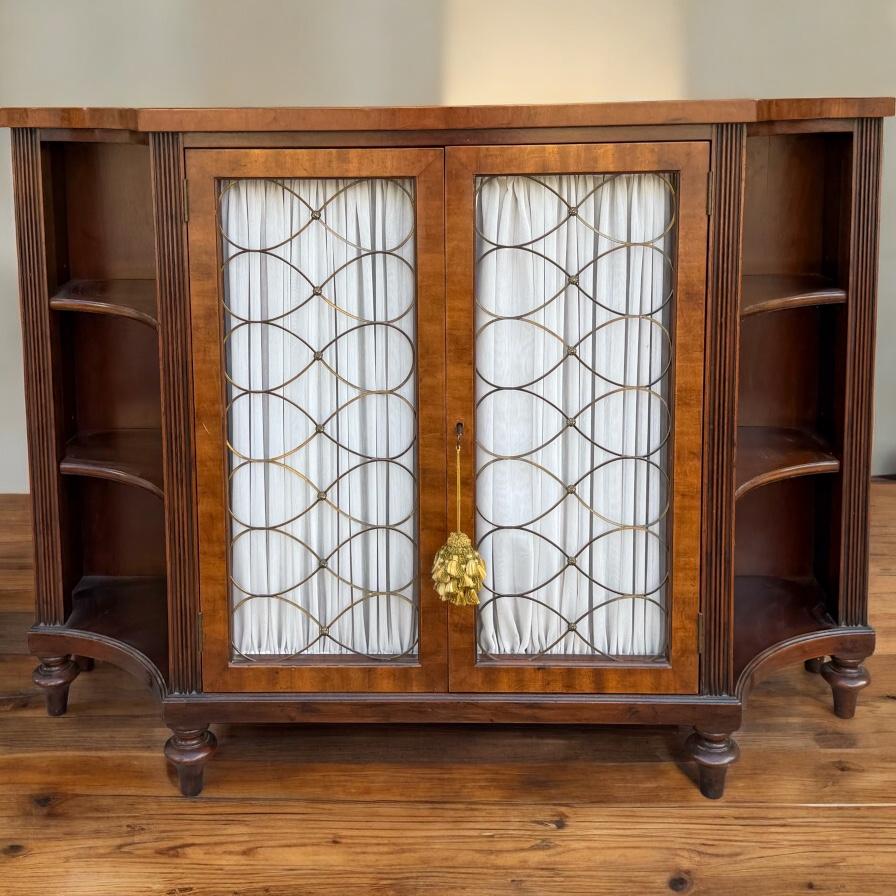 XX secolo Libreria/armadio/credenza in noce in stile Regency inglese degli anni '50 con ante in filo metallico in vendita