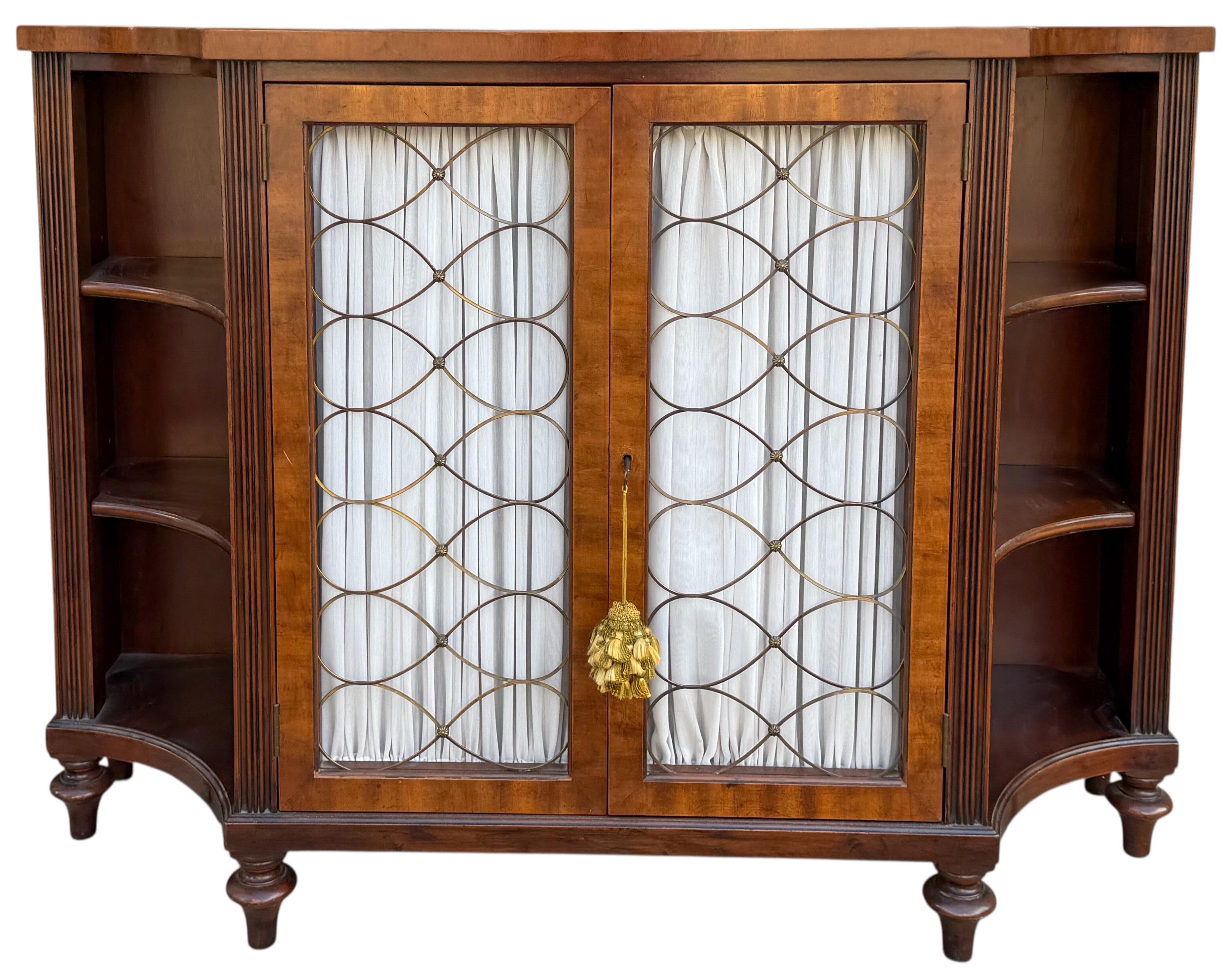 Metallo Libreria/armadio/credenza in noce in stile Regency inglese degli anni '50 con ante in filo metallico in vendita