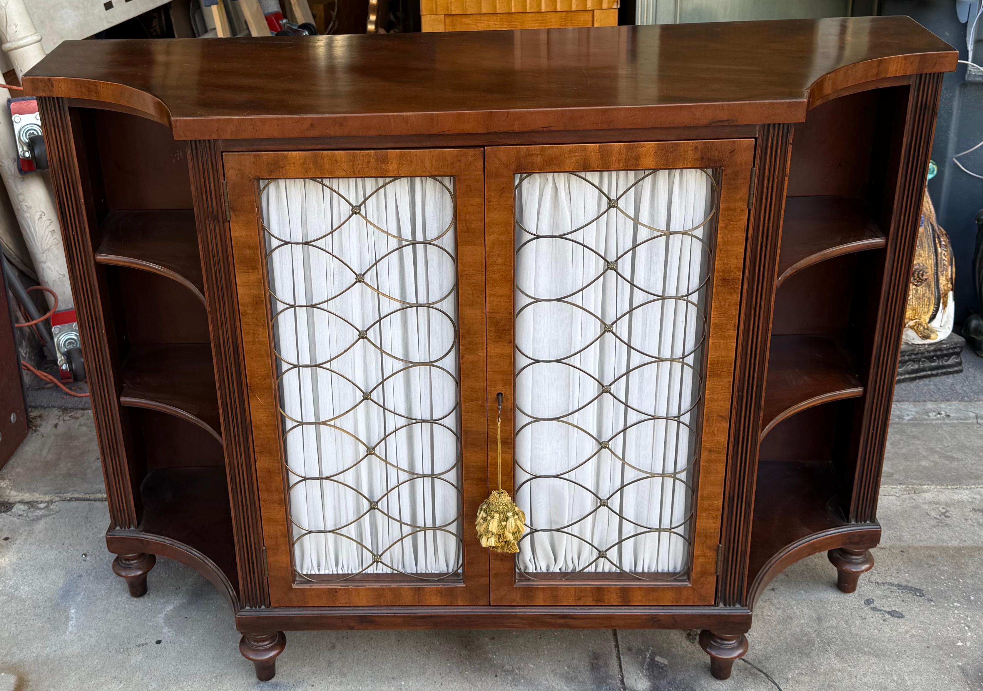 Libreria/armadio/credenza in noce in stile Regency inglese degli anni '50 con ante in filo metallico in vendita 1