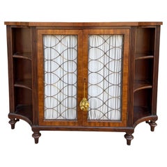 Estantería / Armario / Credenza de nogal estilo Regencia inglesa de los años 50 con puertas de alambre
