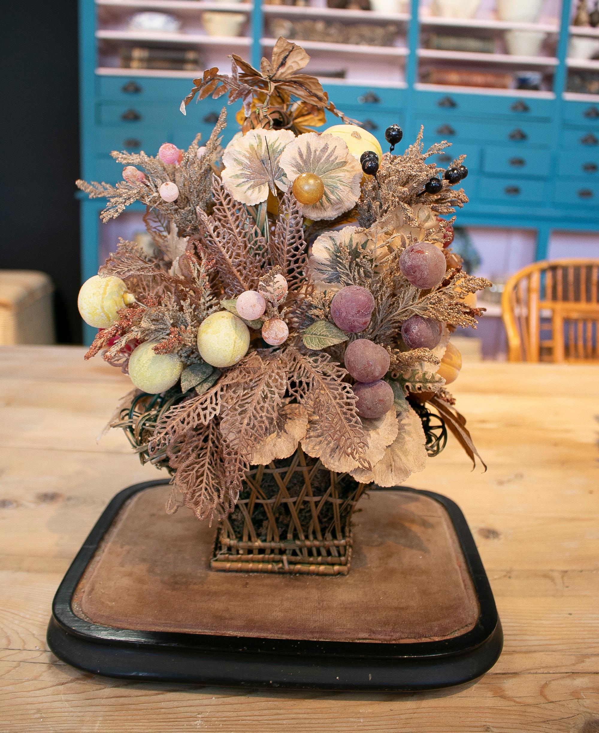 1950s English Victorian Woven Wicker & Plastic Basket w/ Flower Bouquet in Dome In Good Condition In Marbella, ES