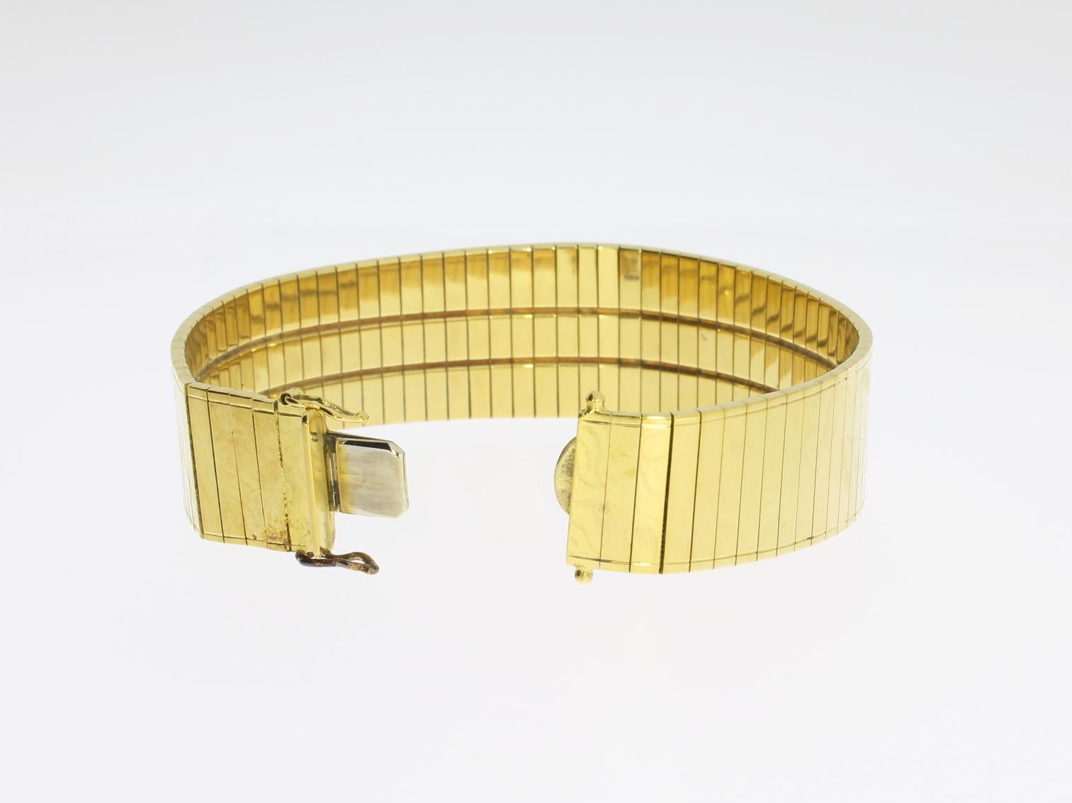 Bracelet gravé en or 18 carats des années 1950 Bon état - En vente à Berlin, DE