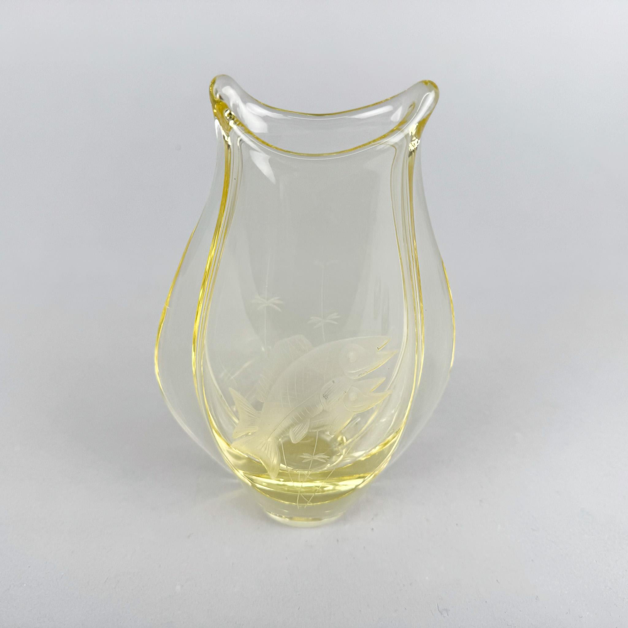 Vaso in vetro della metà del secolo scorso con pesce inciso. Realizzato nell'ex Cecoslovacchia negli anni '60 da Zeleznobrodske sklo (ZBS) Glasswork.