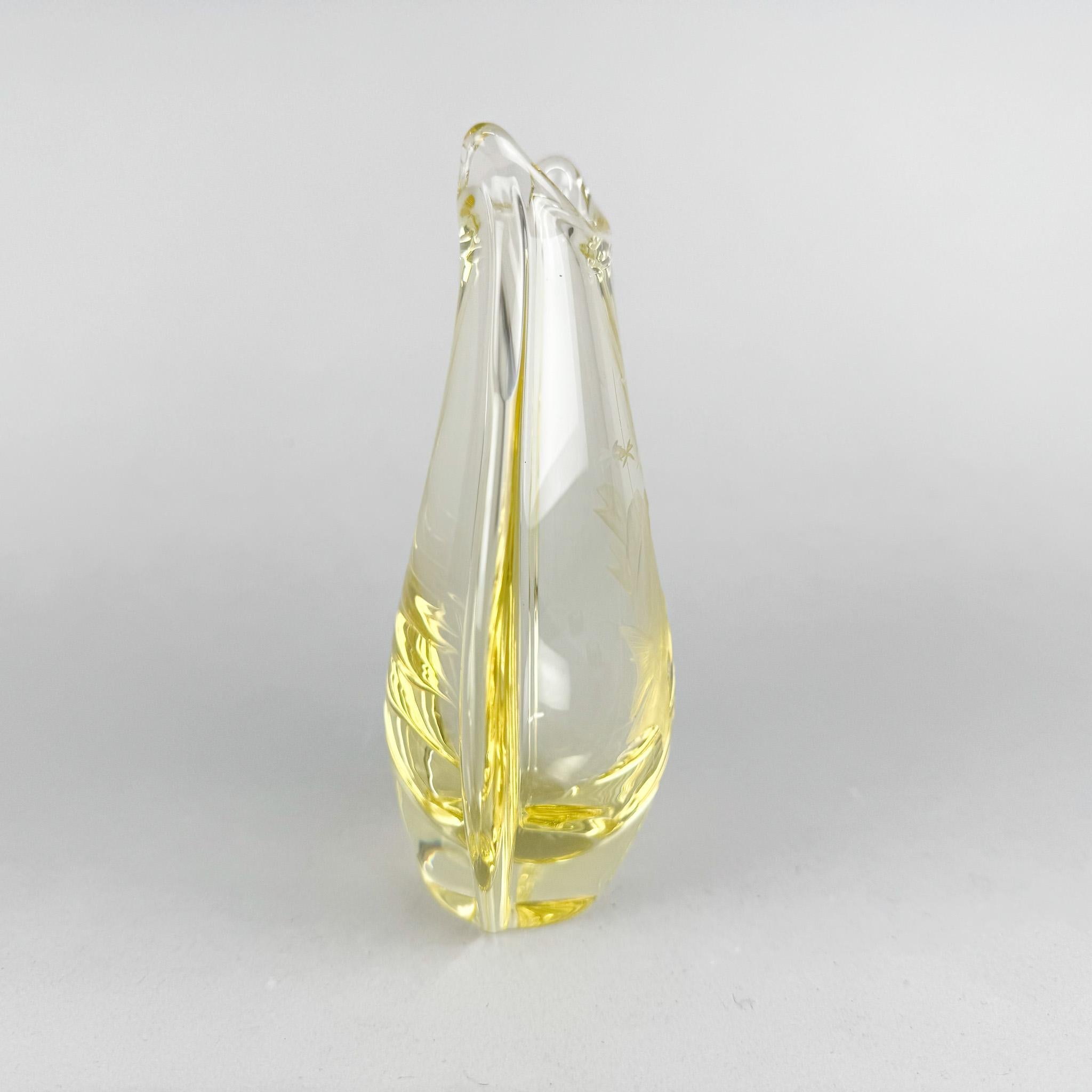 Mid-Century moderno Vaso di vetro inciso del 1950 di ZBS Glasswork, Cecoslovacchia in vendita