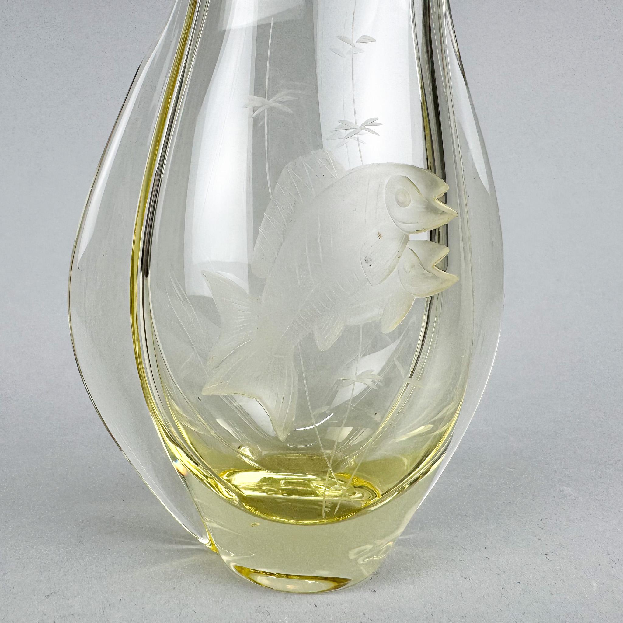 Vaso di vetro inciso del 1950 di ZBS Glasswork, Cecoslovacchia In condizioni buone in vendita a Praha, CZ