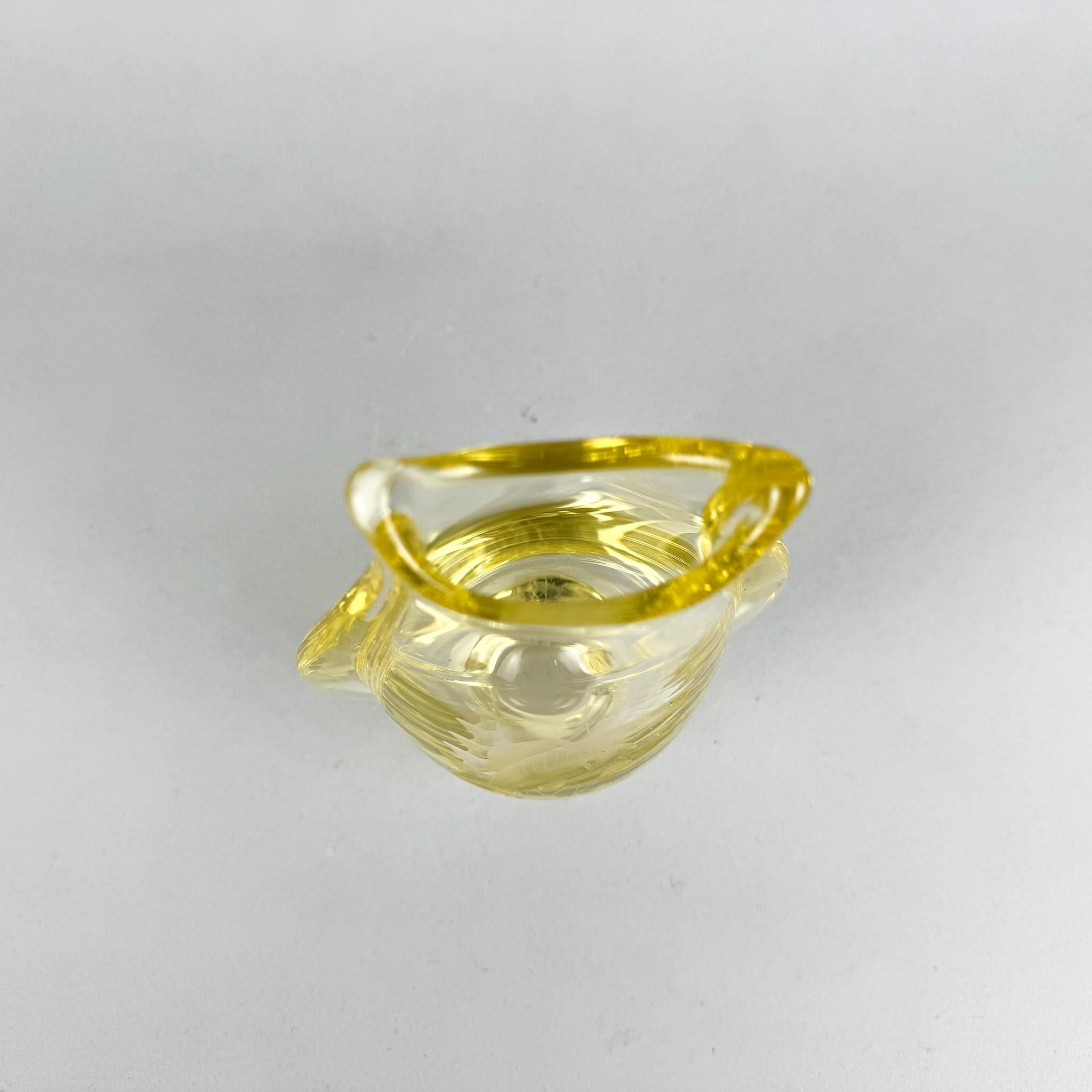 XX secolo Vaso di vetro inciso del 1950 di ZBS Glasswork, Cecoslovacchia in vendita