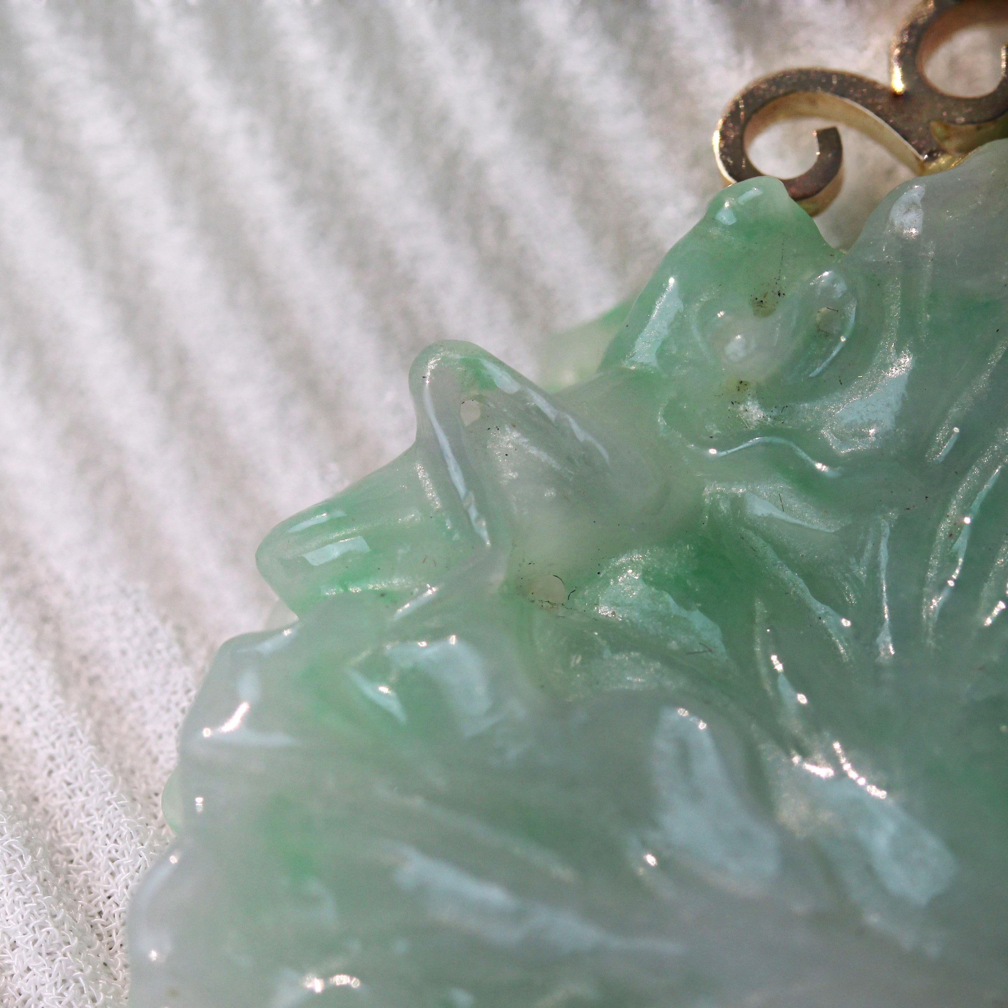 1950s Engraved Jade 18 Karat Yellow Gold Bonsai Pendant For Sale 4