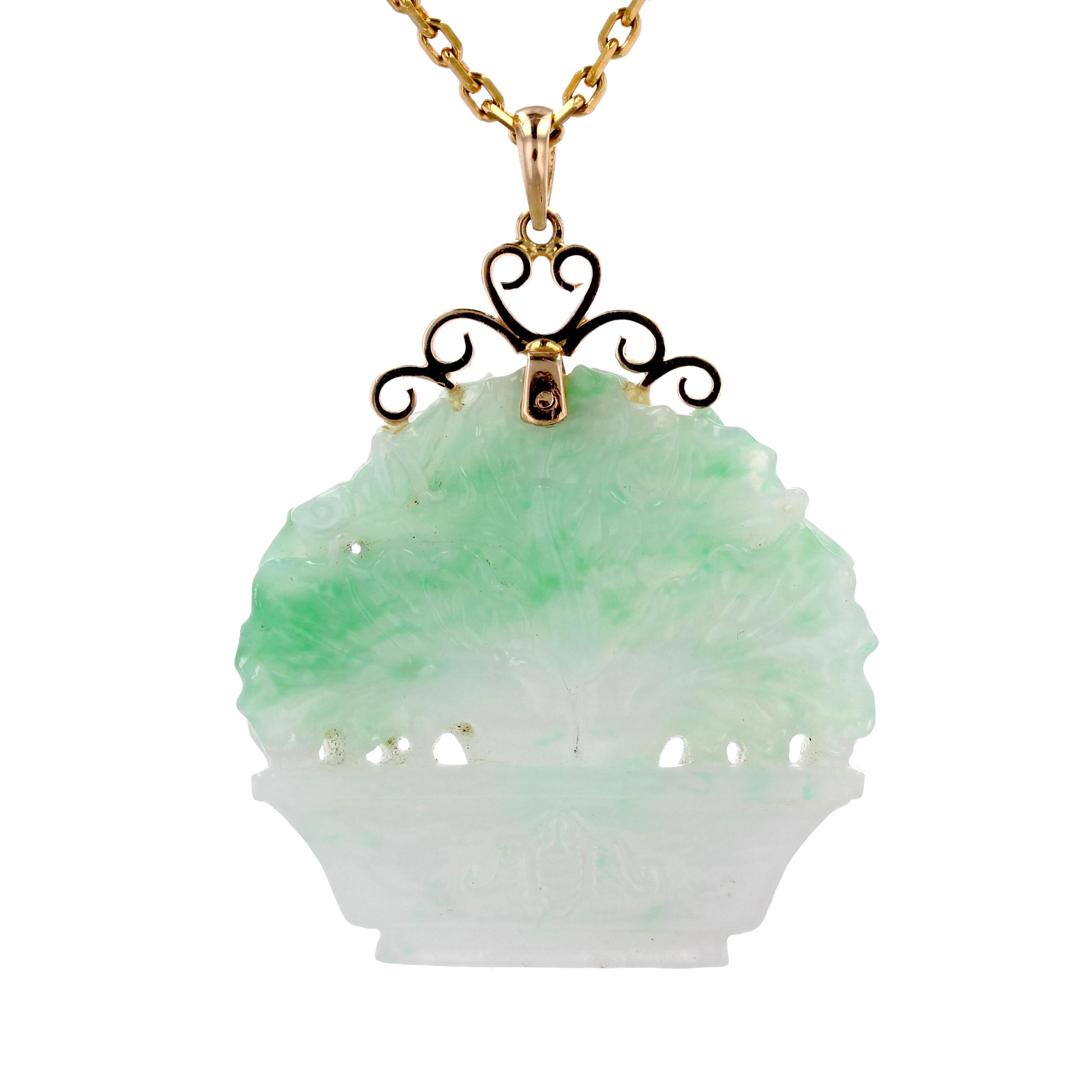 1950s Engraved Jade 18 Karat Yellow Gold Bonsai Pendant For Sale 6