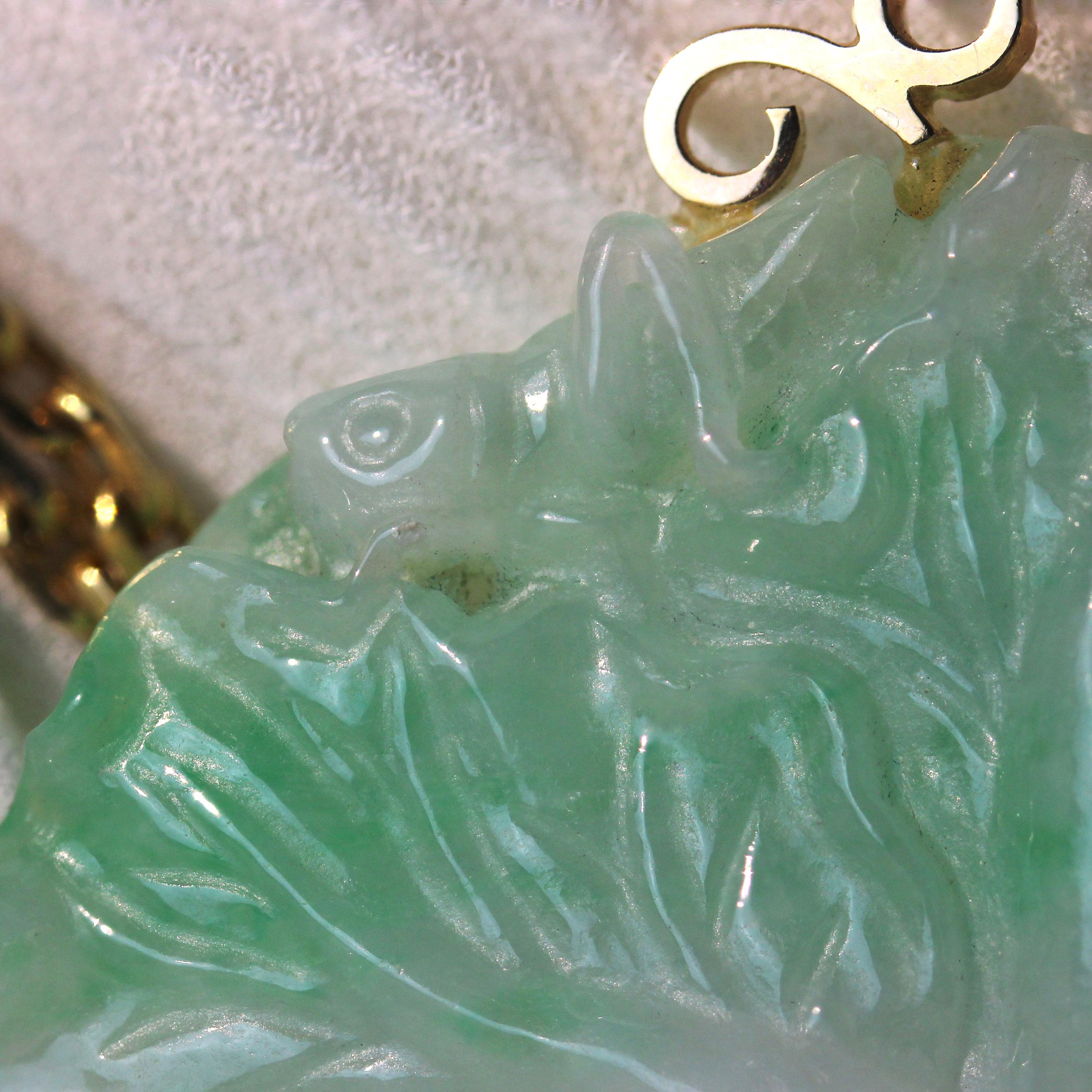 1950s Engraved Jade 18 Karat Yellow Gold Bonsai Pendant For Sale 8