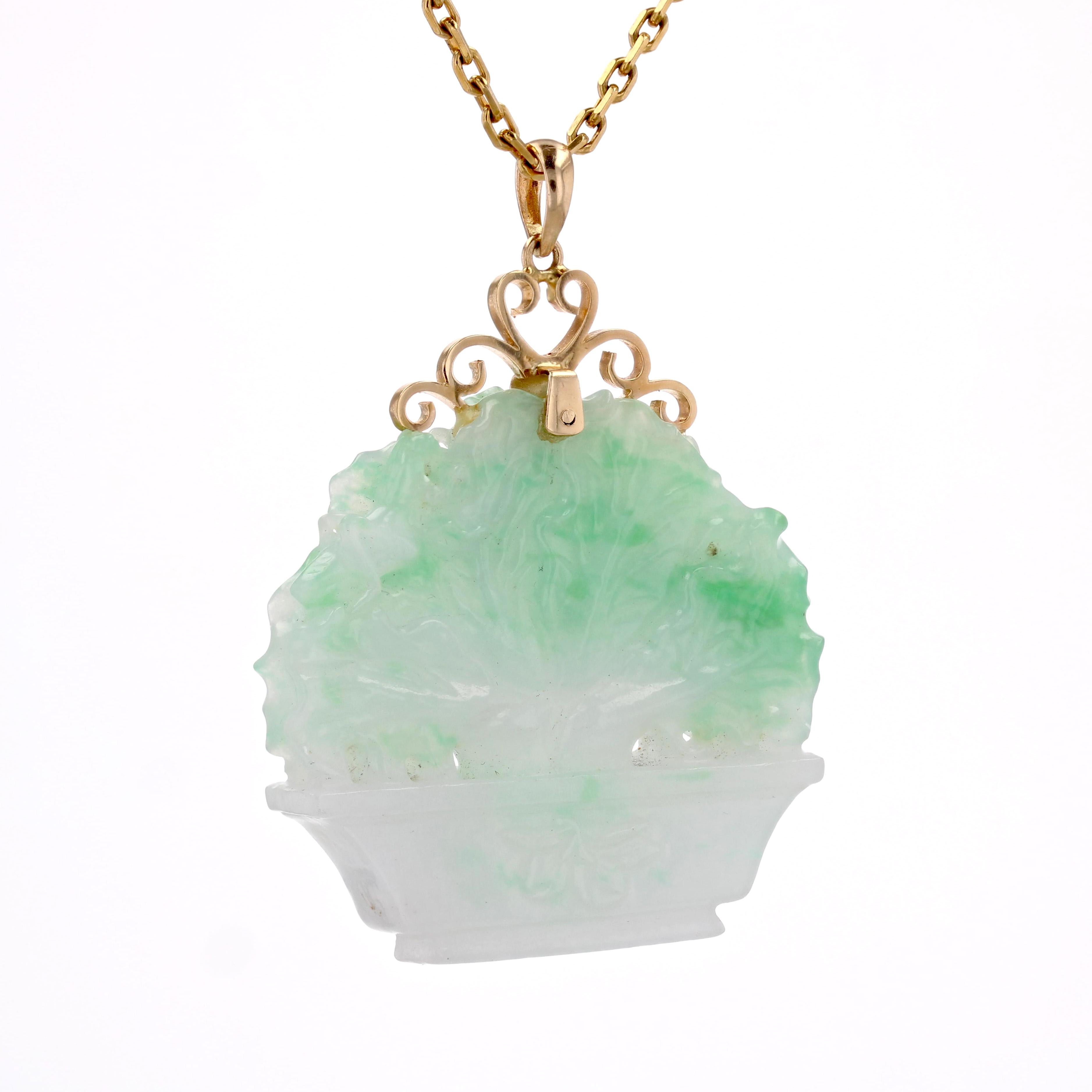 Uncut 1950s Engraved Jade 18 Karat Yellow Gold Bonsai Pendant For Sale