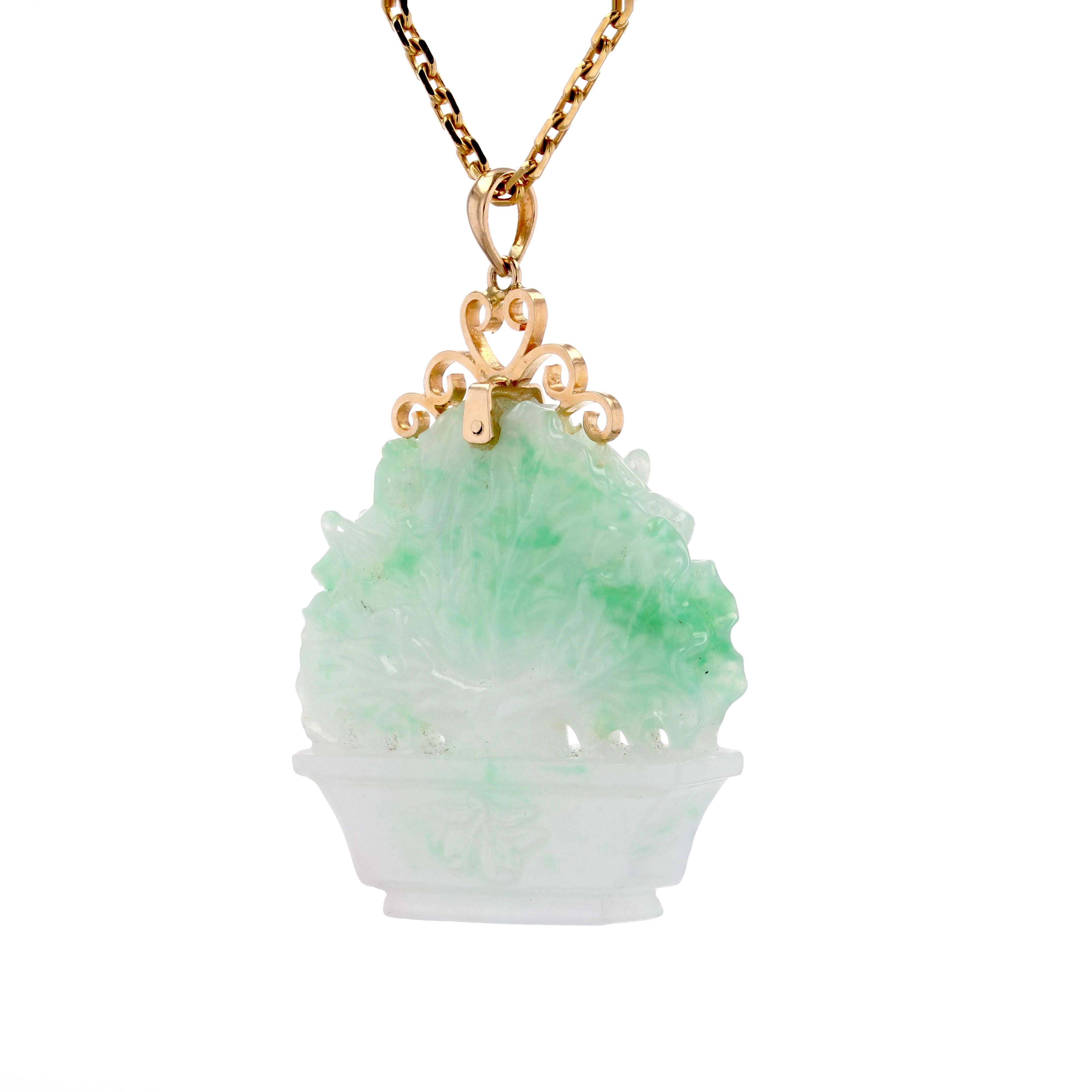 1950s Engraved Jade 18 Karat Yellow Gold Bonsai Pendant In Excellent Condition For Sale In Poitiers, FR