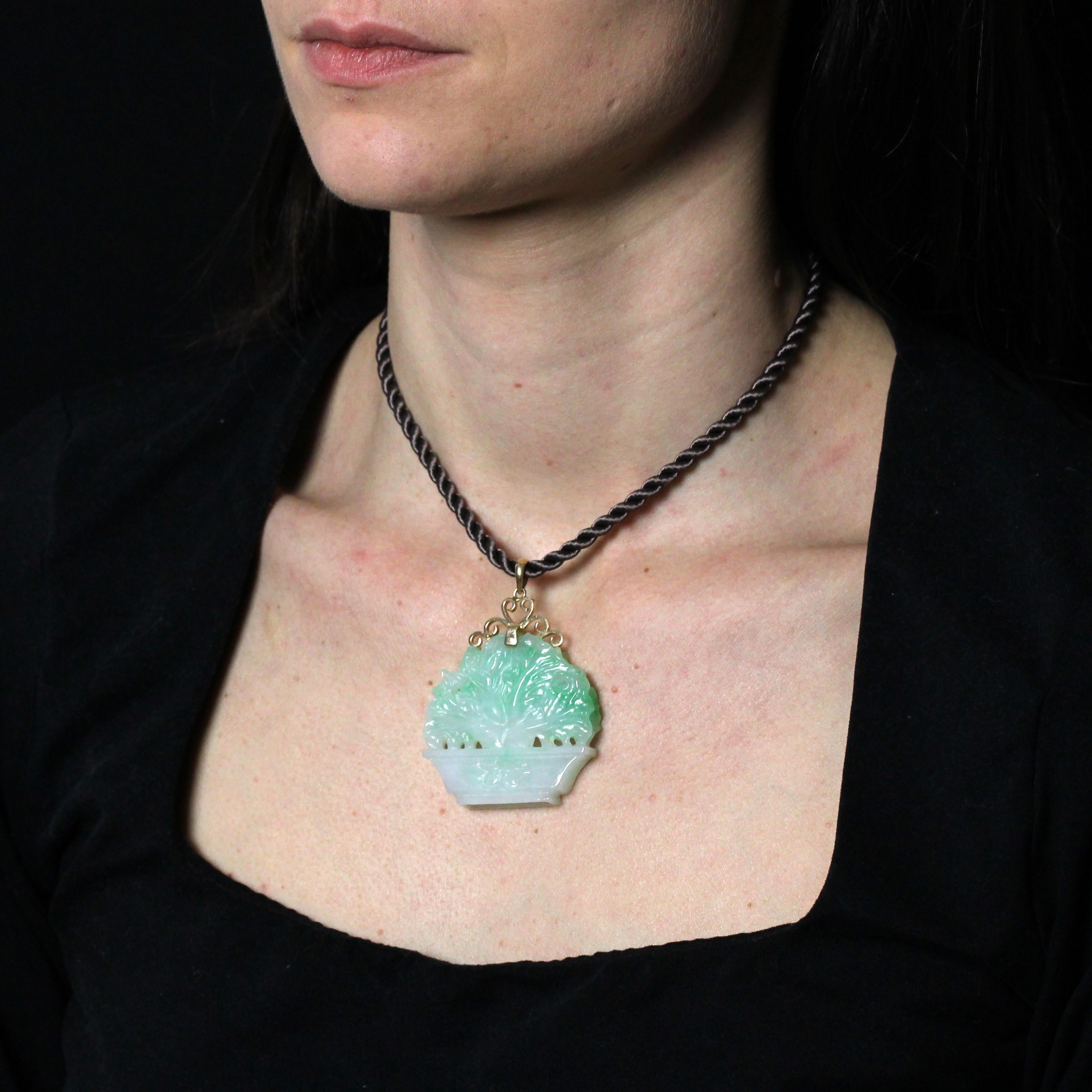 Women's or Men's 1950s Engraved Jade 18 Karat Yellow Gold Bonsai Pendant For Sale