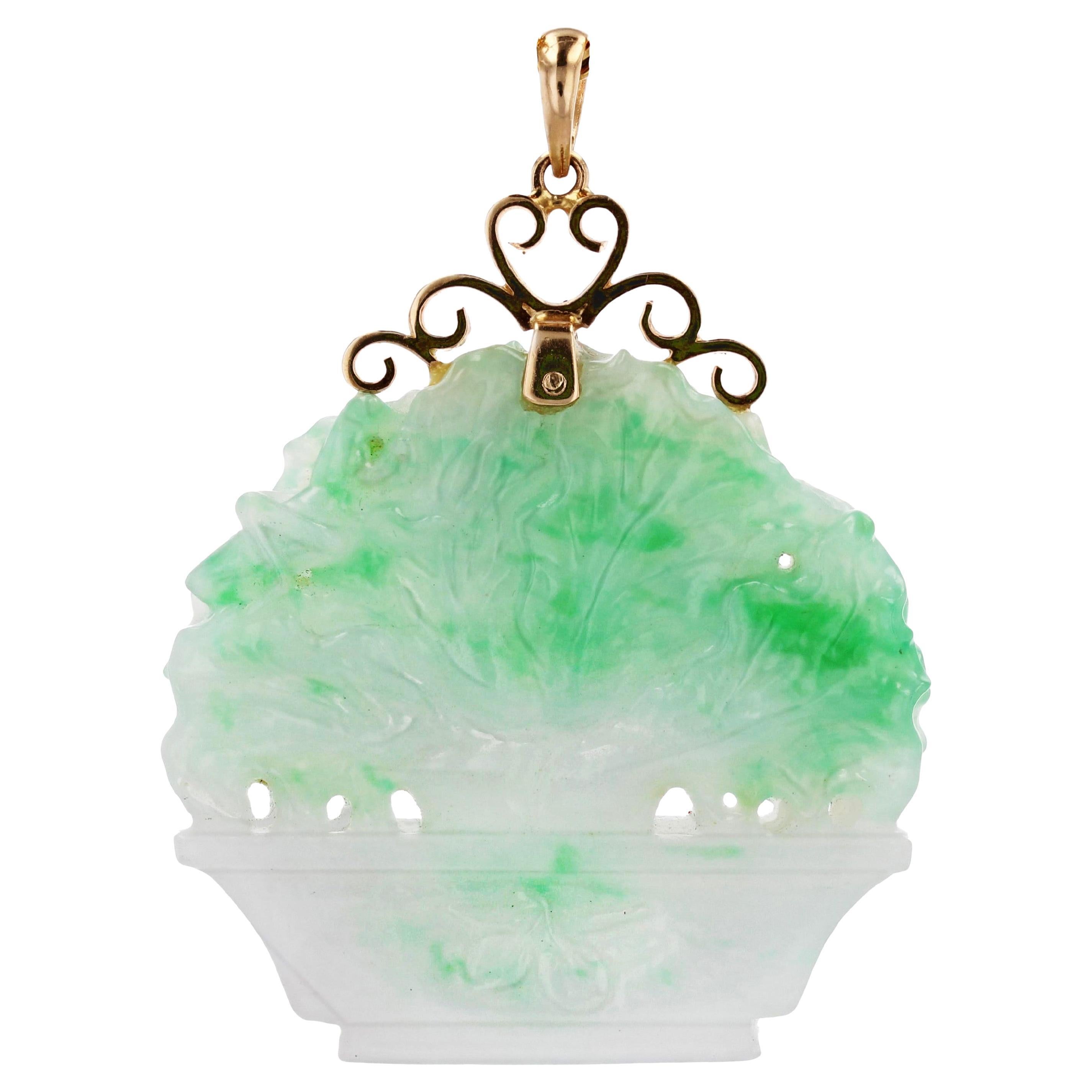 1950s Engraved Jade 18 Karat Yellow Gold Bonsai Pendant For Sale