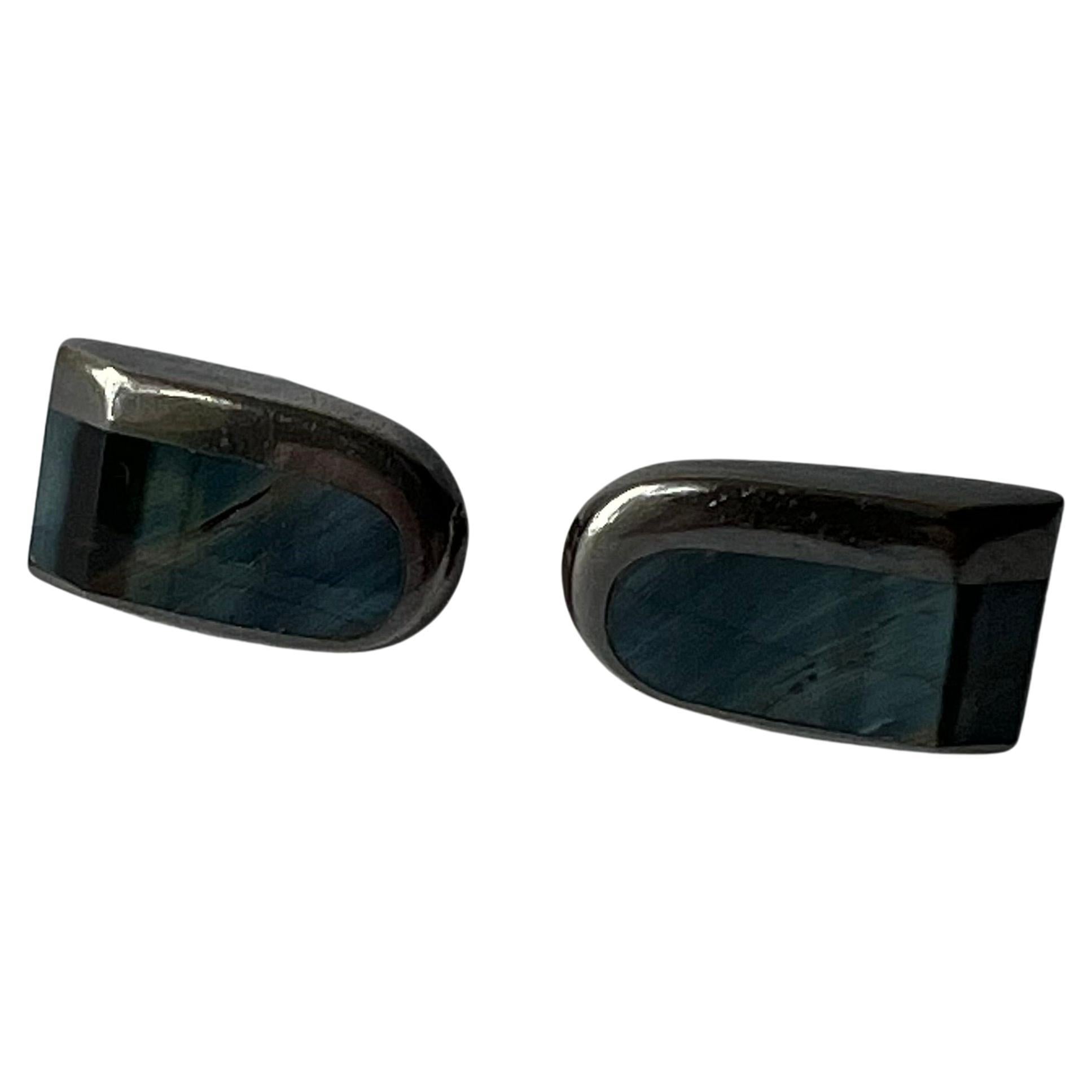 Enrique LeDesma Mexican modern oxidized sterling silver with obsidian inlay cufflinks and tie clip set, circa 1950s.  Cufflinks measure 7/8