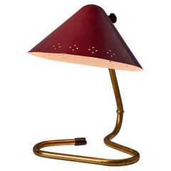 Lámpara de sobremesa con pantalla perforada roja "GK14" de Erik Warna de los años 50 Lámpara de sobremesa con pantalla perforada roja "GK14" de Erik Warna de los años 50