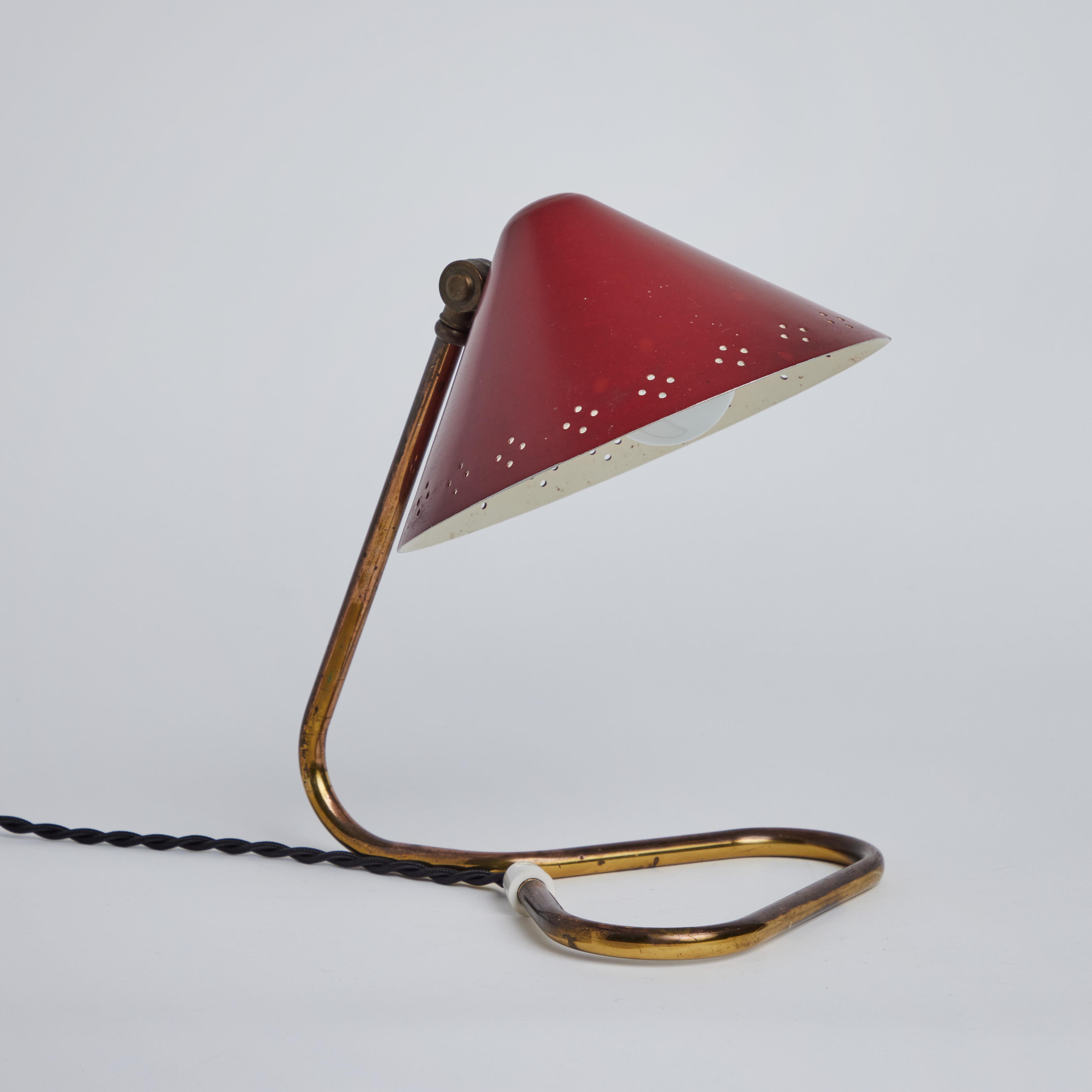 1950er Erik Warna 'GK14' Rote Tischlampen mit perforiertem Schirm im Angebot 5
