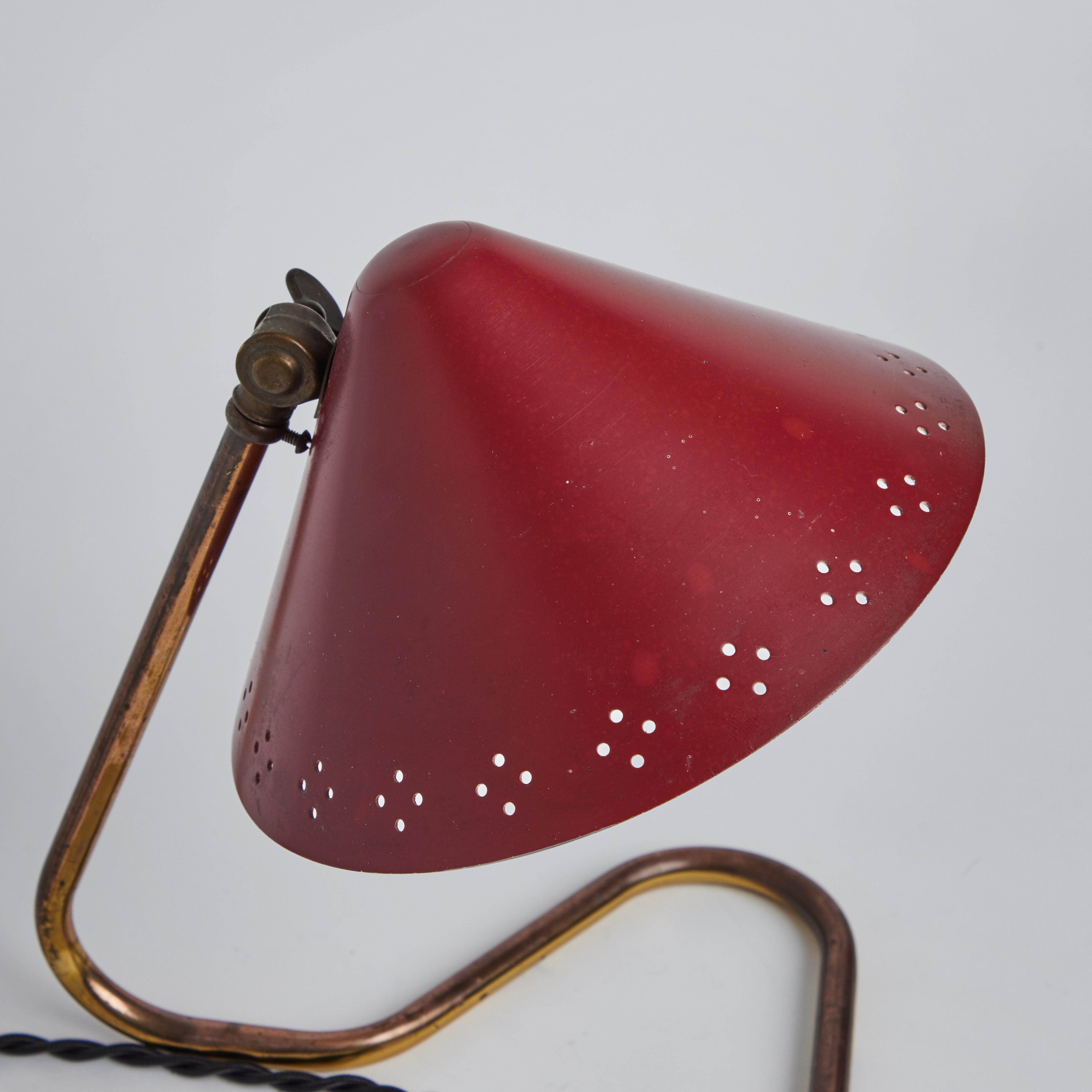 1950er Erik Warna 'GK14' Rote Tischlampen mit perforiertem Schirm im Angebot 7