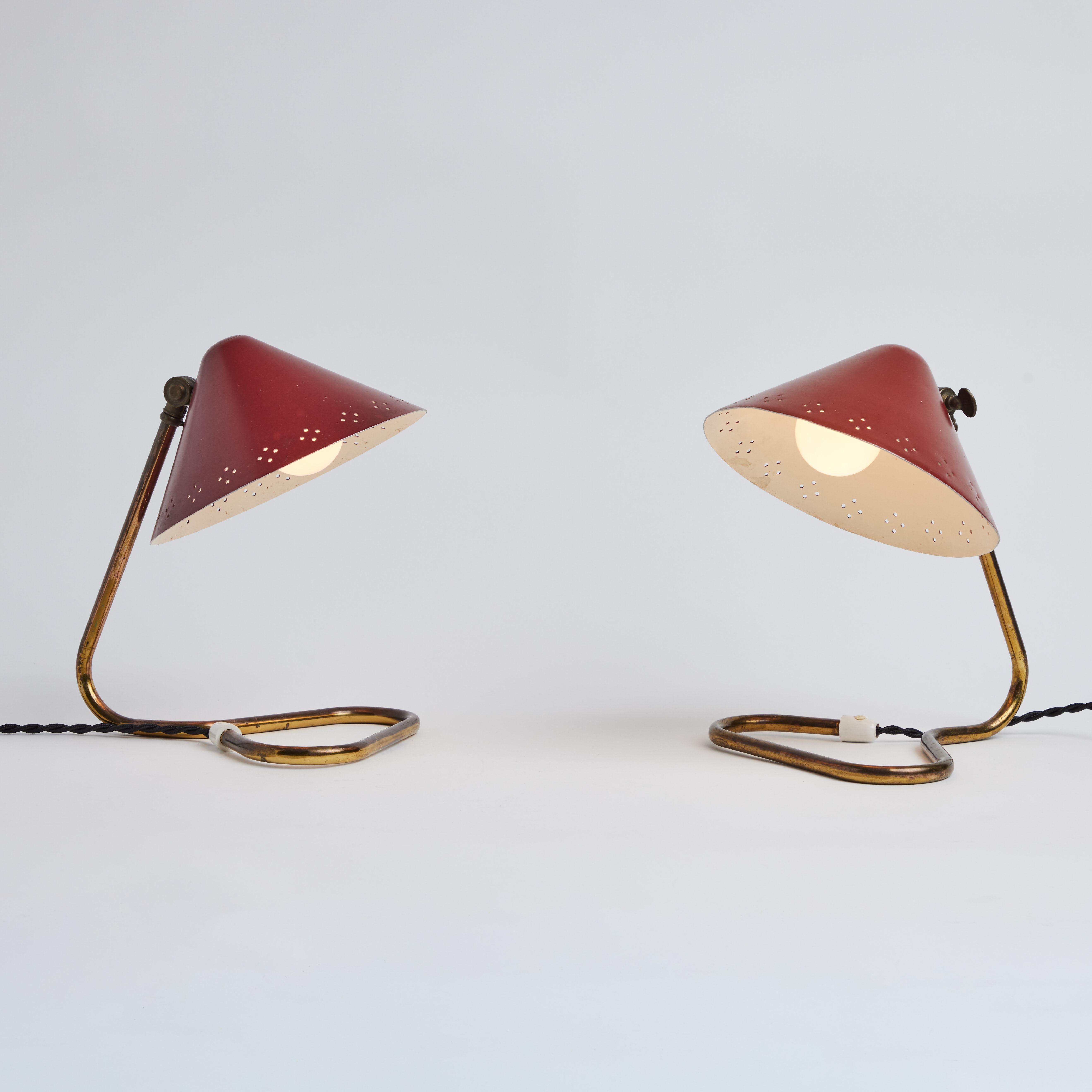 Milieu du XXe siècle Lampes de table à abat-jour rouge perforé Erik Warna 'GK14' des années 1950 en vente
