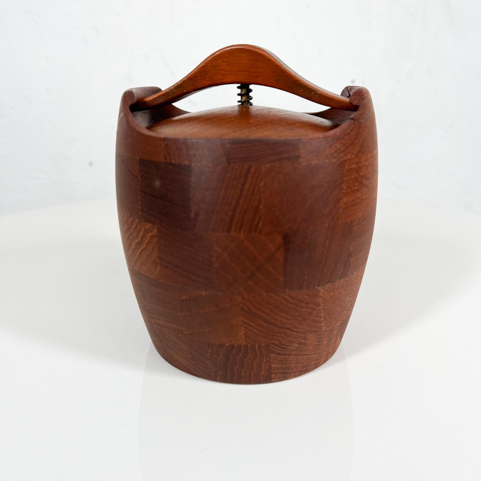 1950s ESA High quality tobacco humidor made of staved teak wood.
It provides a sufficiently humid microclimate.
Aesthetically pleasing design with a spring-loaded screw lid.
Ideal to store tobacco paraphernalia
Maker Stamped ESA