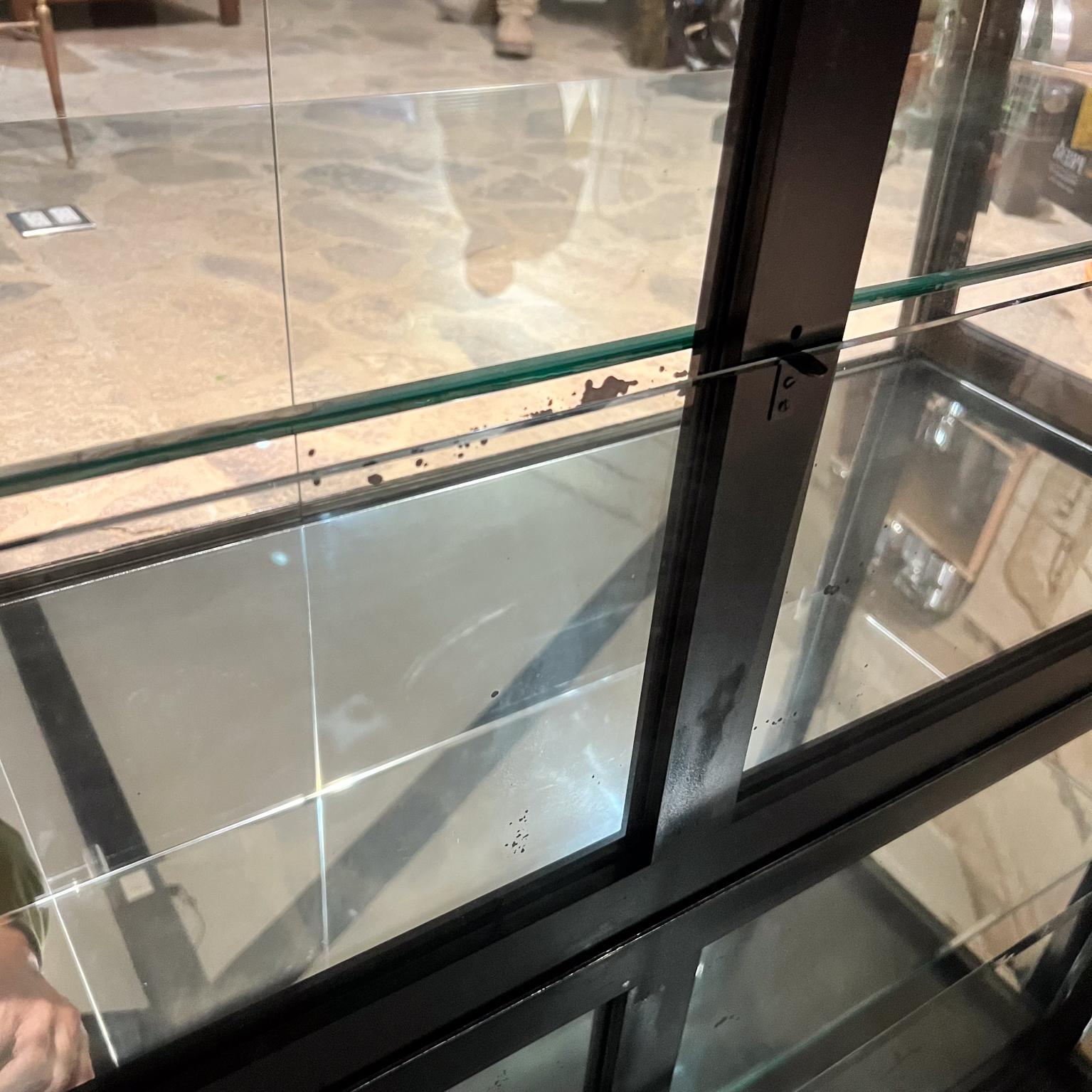 1950s Eugenio Escudero Vitrine Display Cabinet Mexico City Mid Century Bon état - En vente à Chula Vista, CA