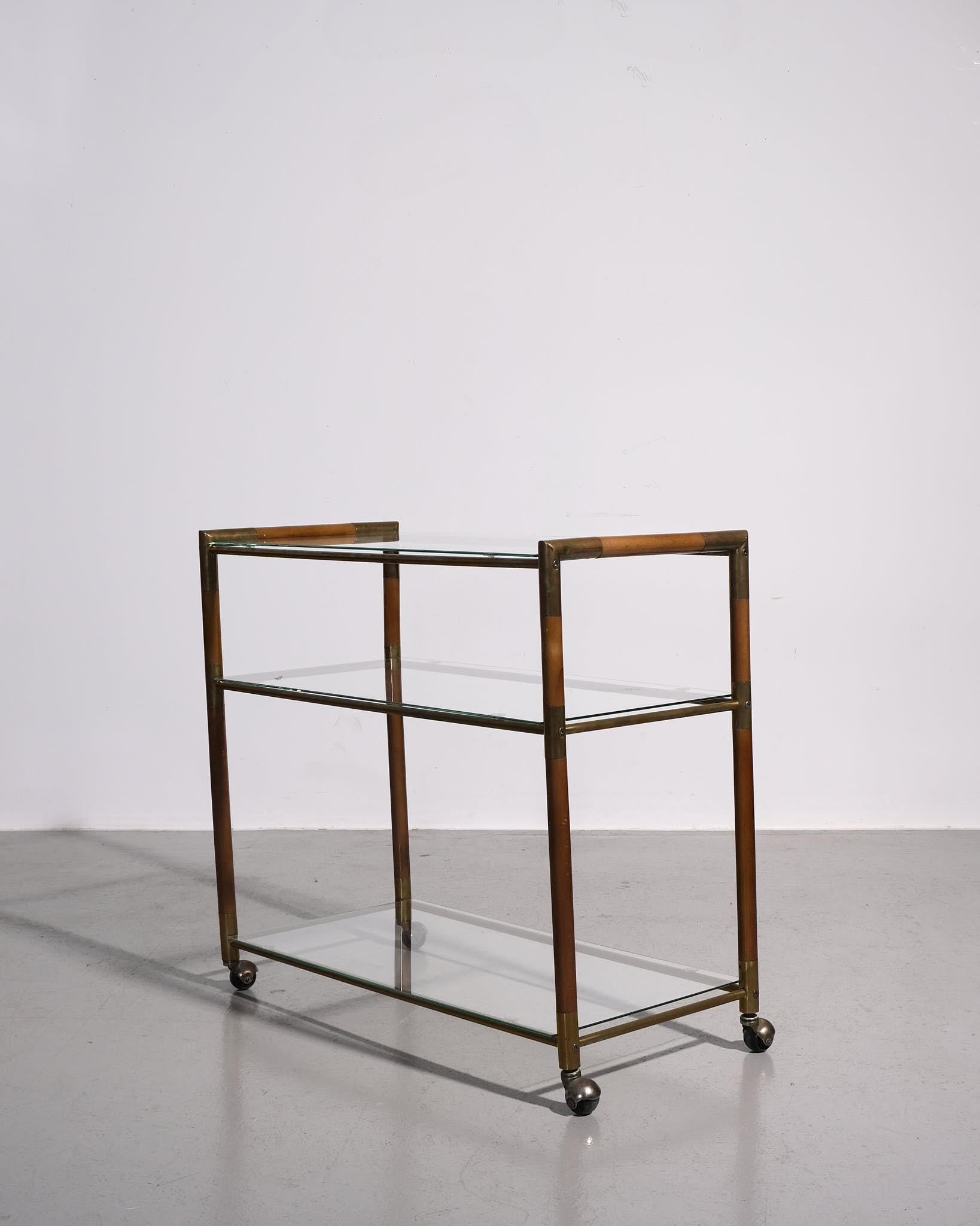 Milieu du XXe siècle Chariot à boissons en laiton et verre des années 1950 en vente