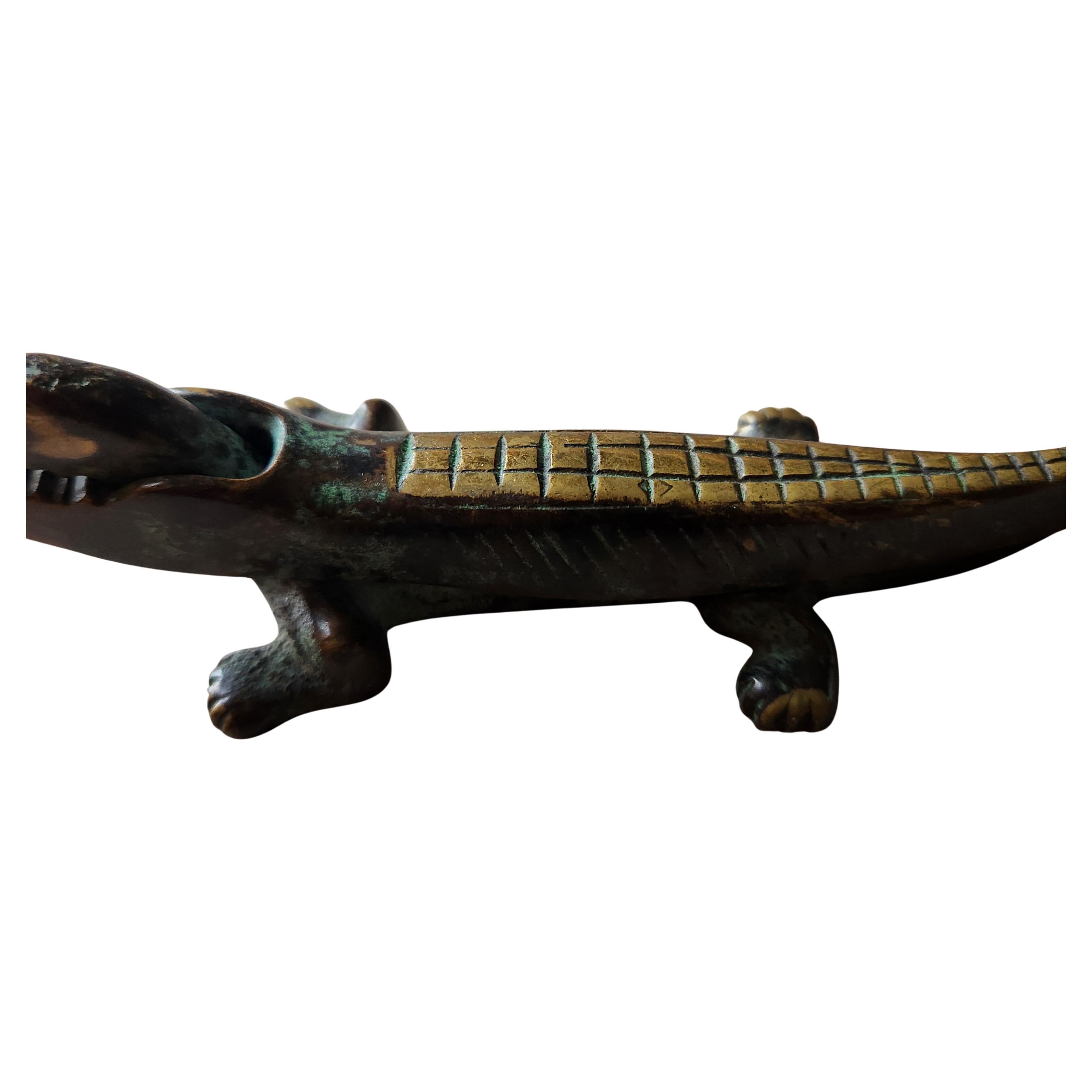 Casse-noisette en bronze crocodile des années 1950 attribué à Walter Bosse
dans le style de Carl Auböck
7x 1,5 l x 1,5 p
Etat d'origine vintage non restauré
Reportez-vous aux images.
