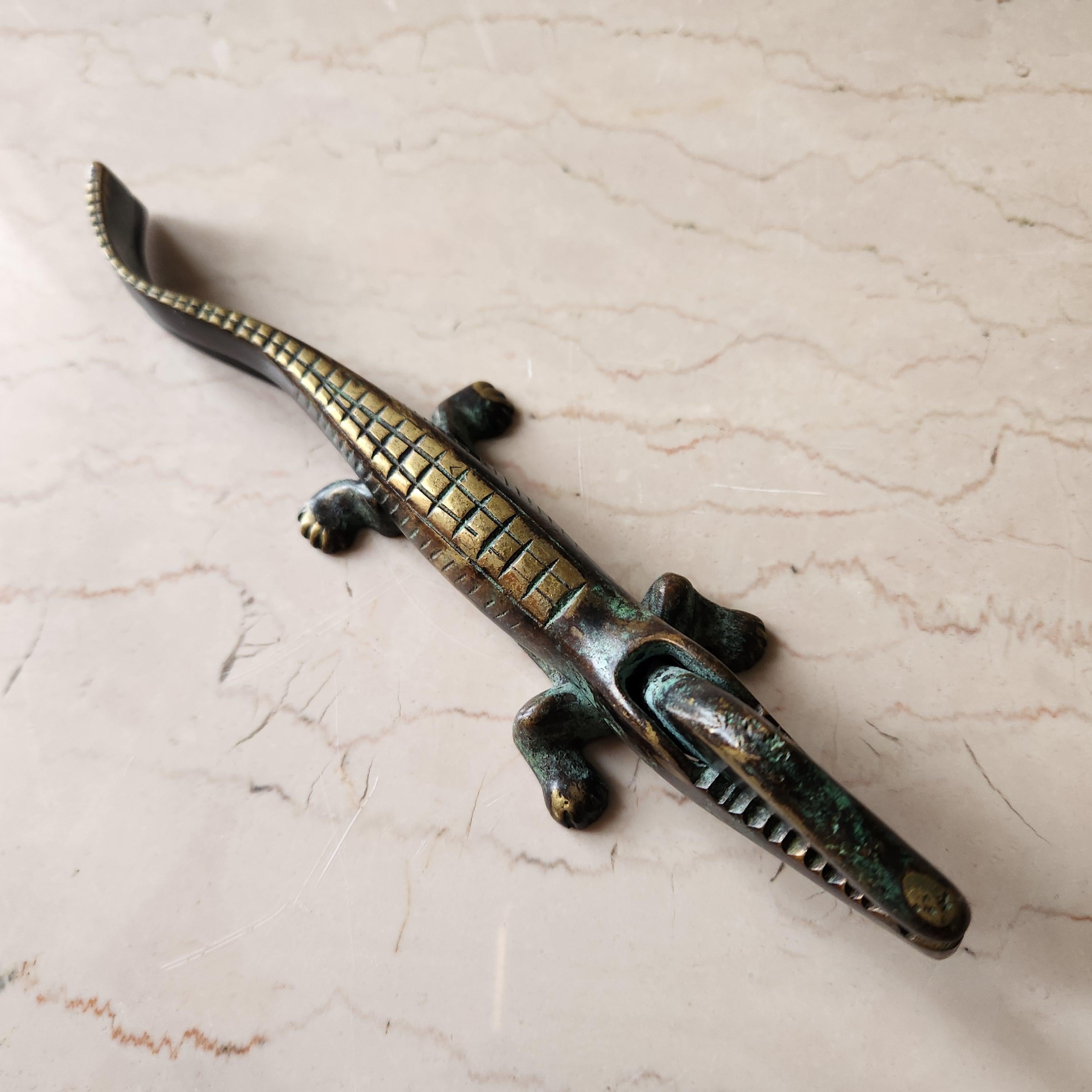 Mid-Century Modern Casse-noisette européen des années 1950 en bronze avec crocodile Walter Bosse Style Auböck en vente