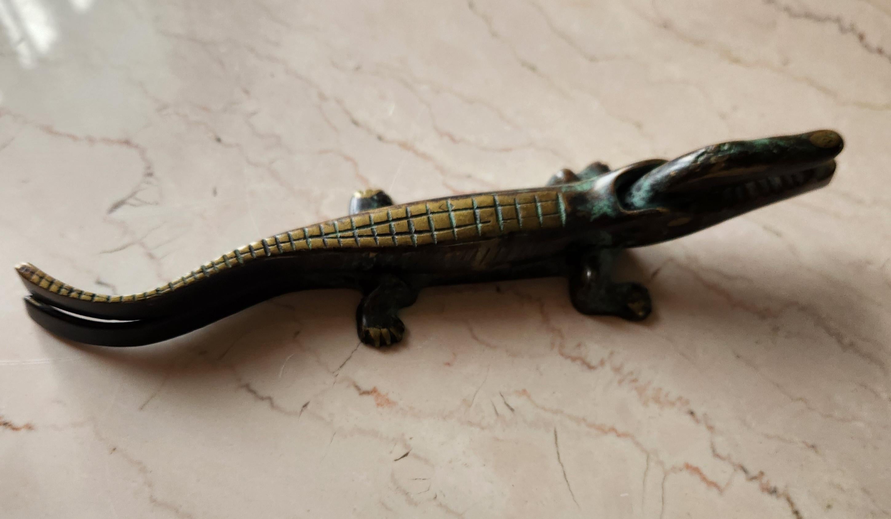 Milieu du XXe siècle Casse-noisette européen des années 1950 en bronze avec crocodile Walter Bosse Style Auböck en vente