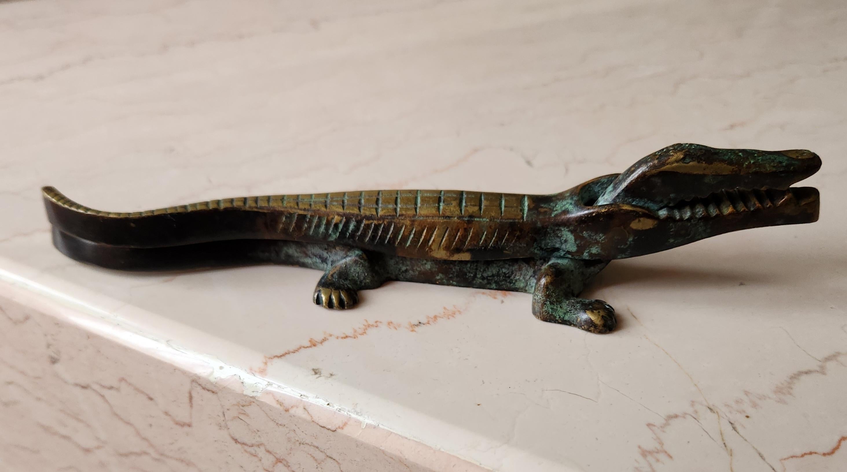 Laiton Casse-noisette européen des années 1950 en bronze avec crocodile Walter Bosse Style Auböck en vente