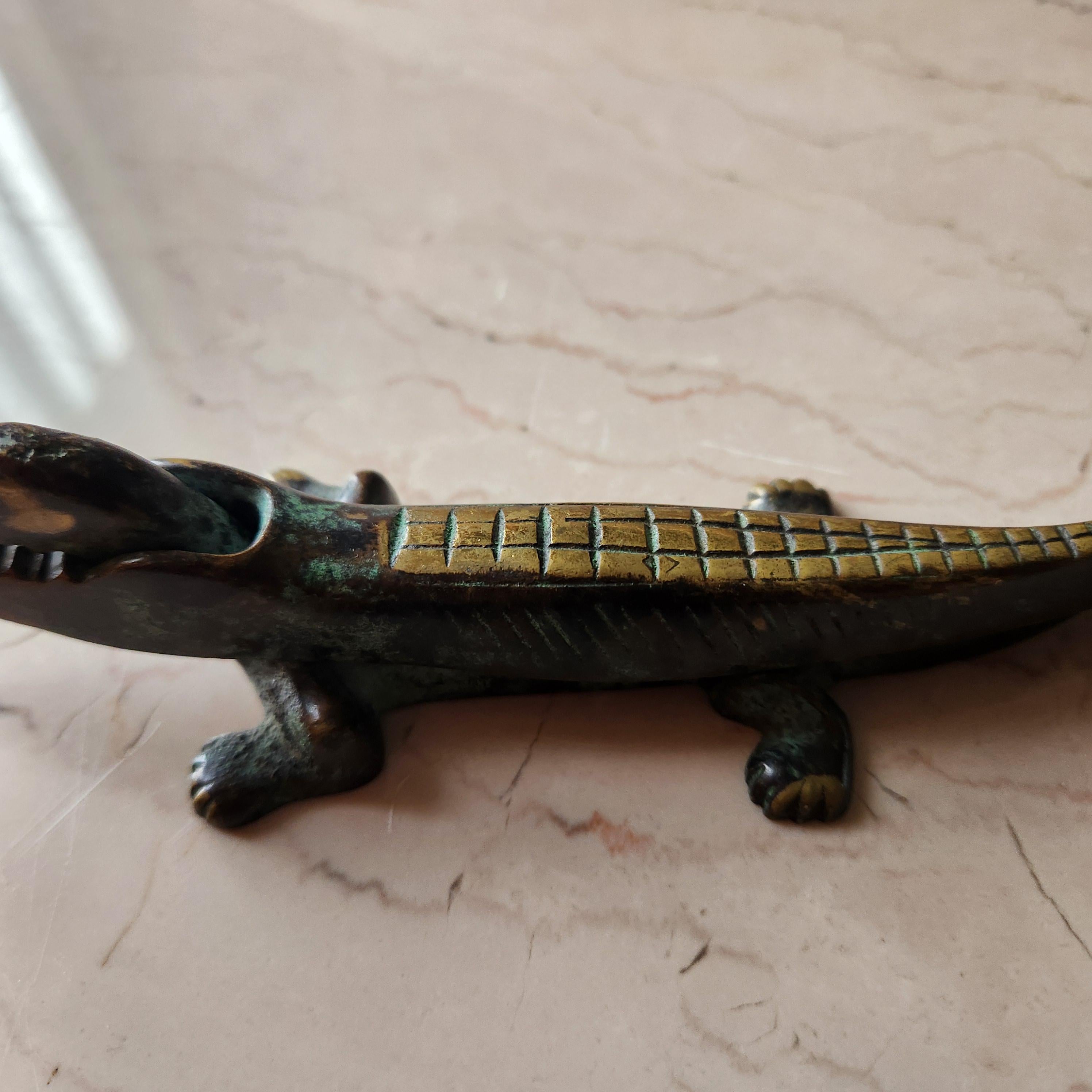 Casse-noisette européen des années 1950 en bronze avec crocodile Walter Bosse Style Auböck en vente 1