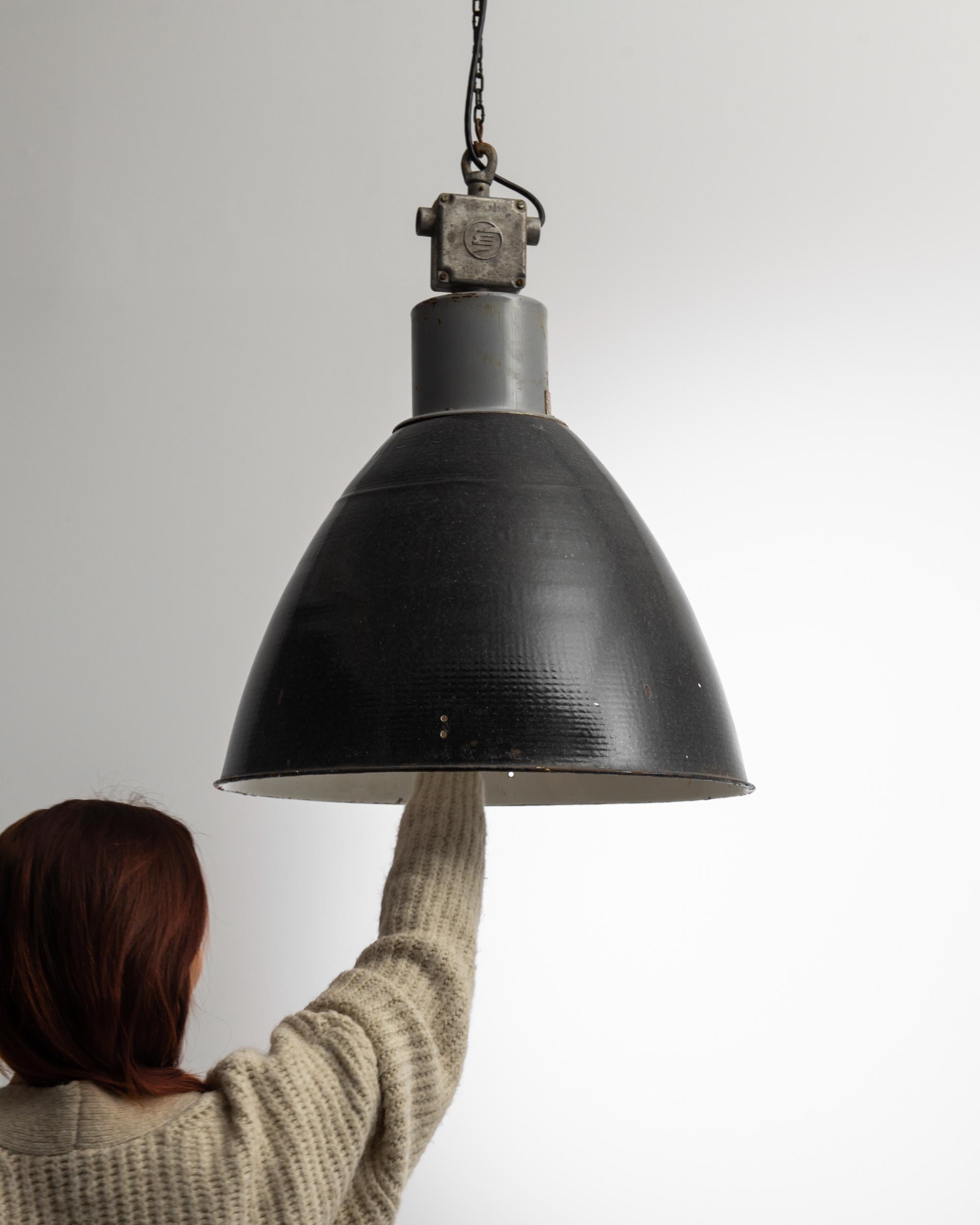 Tchèque Lampe à suspension industrielle européenne des années 1950 en vente