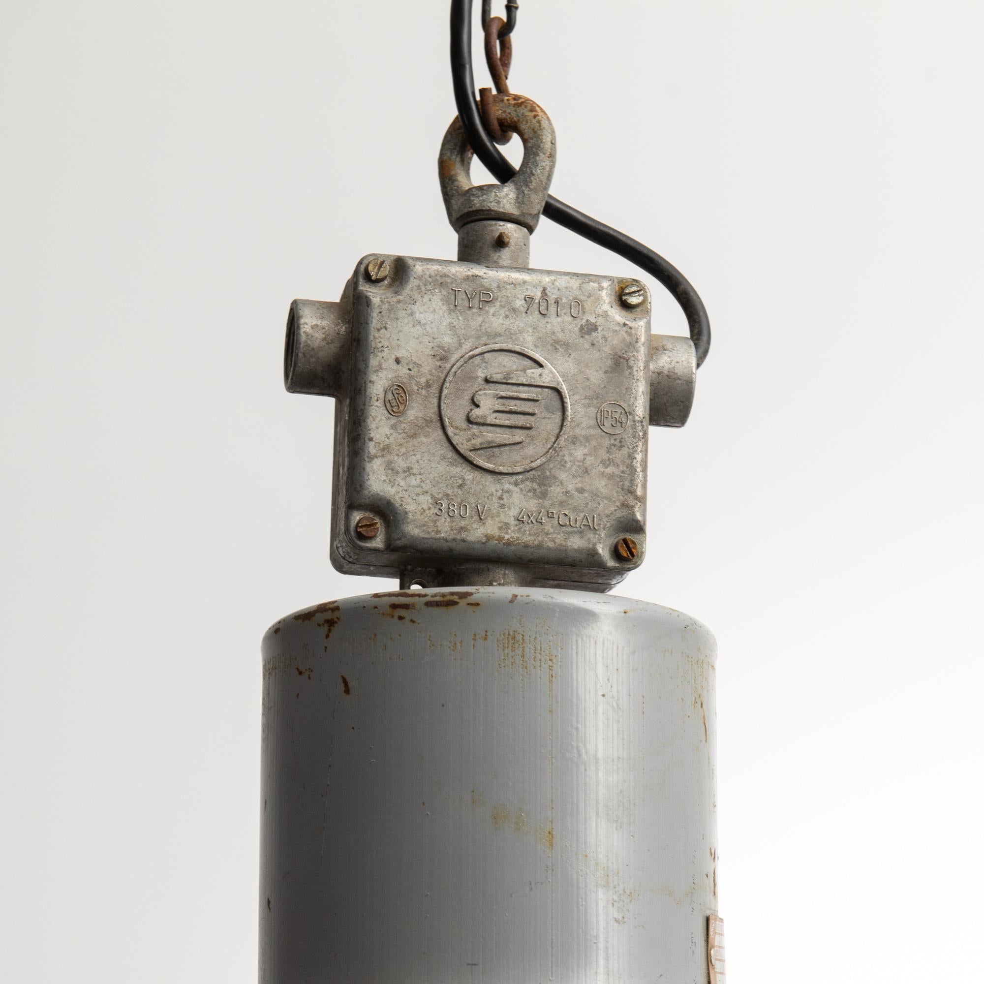 Lampe à suspension industrielle européenne des années 1950 Bon état - En vente à High Point, NC