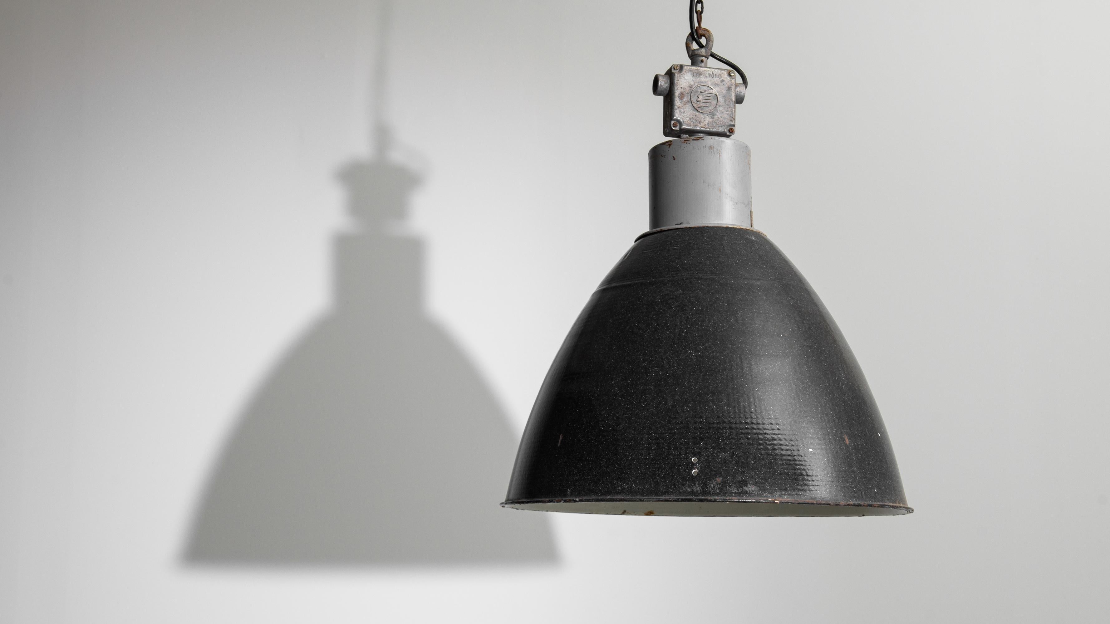 Milieu du XXe siècle Lampe à suspension industrielle européenne des années 1950 en vente