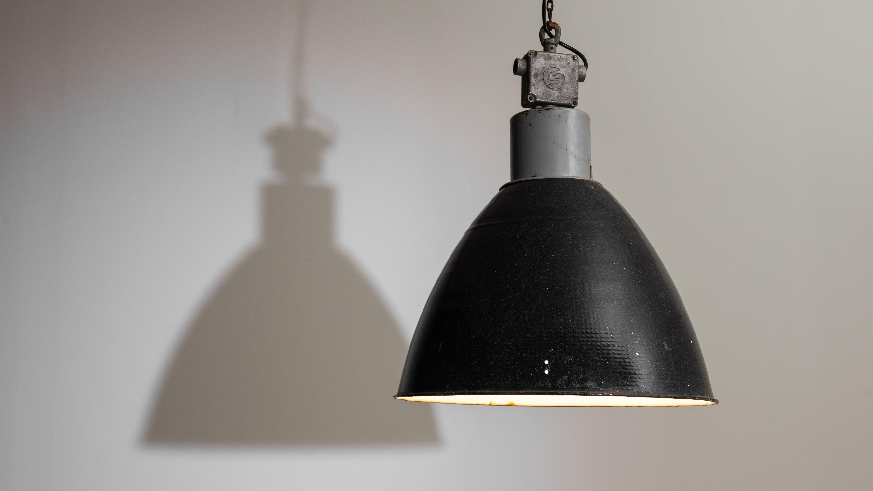 Métal Lampe à suspension industrielle européenne des années 1950 en vente