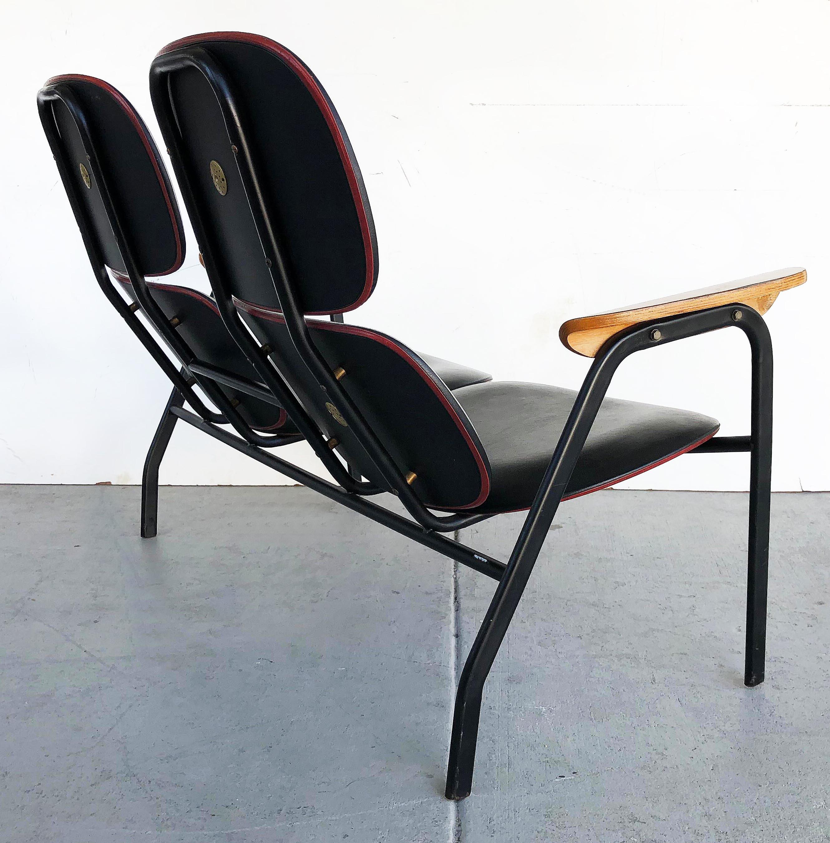 Mid-Century Modern Petit canapé en cuir européen du mi-siècle moderne des années 1950 en vente