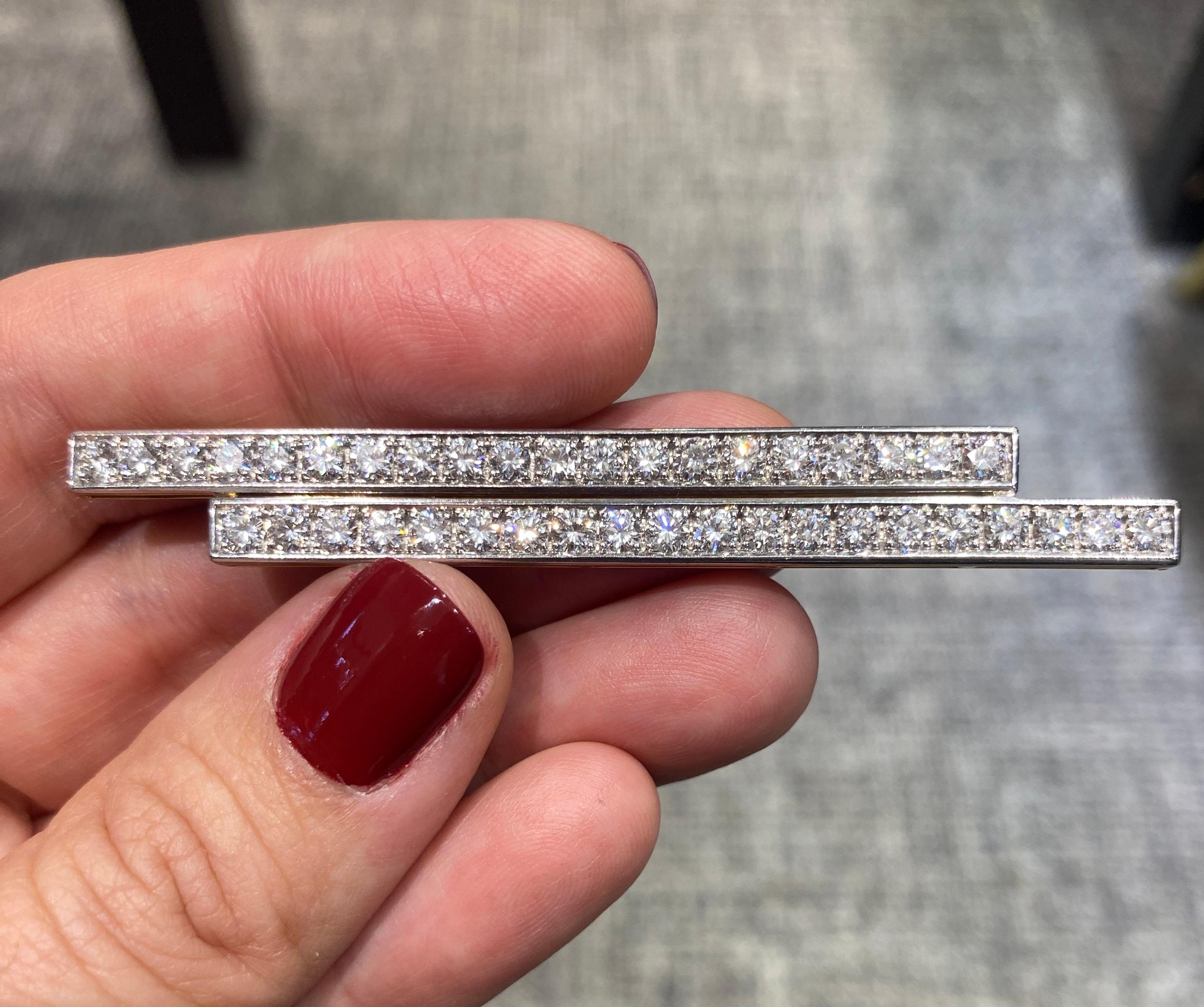Diese auffallend elegante, in Europa gefertigte Brosche aus den 1950er Jahren besteht aus etwa 5,5 Karat Diamanten, die in Platin gefasst sind. Die Diamanten sind rund geschliffen und haben die Farbe F-G und die Reinheit VS. Der Sockel der Brosche