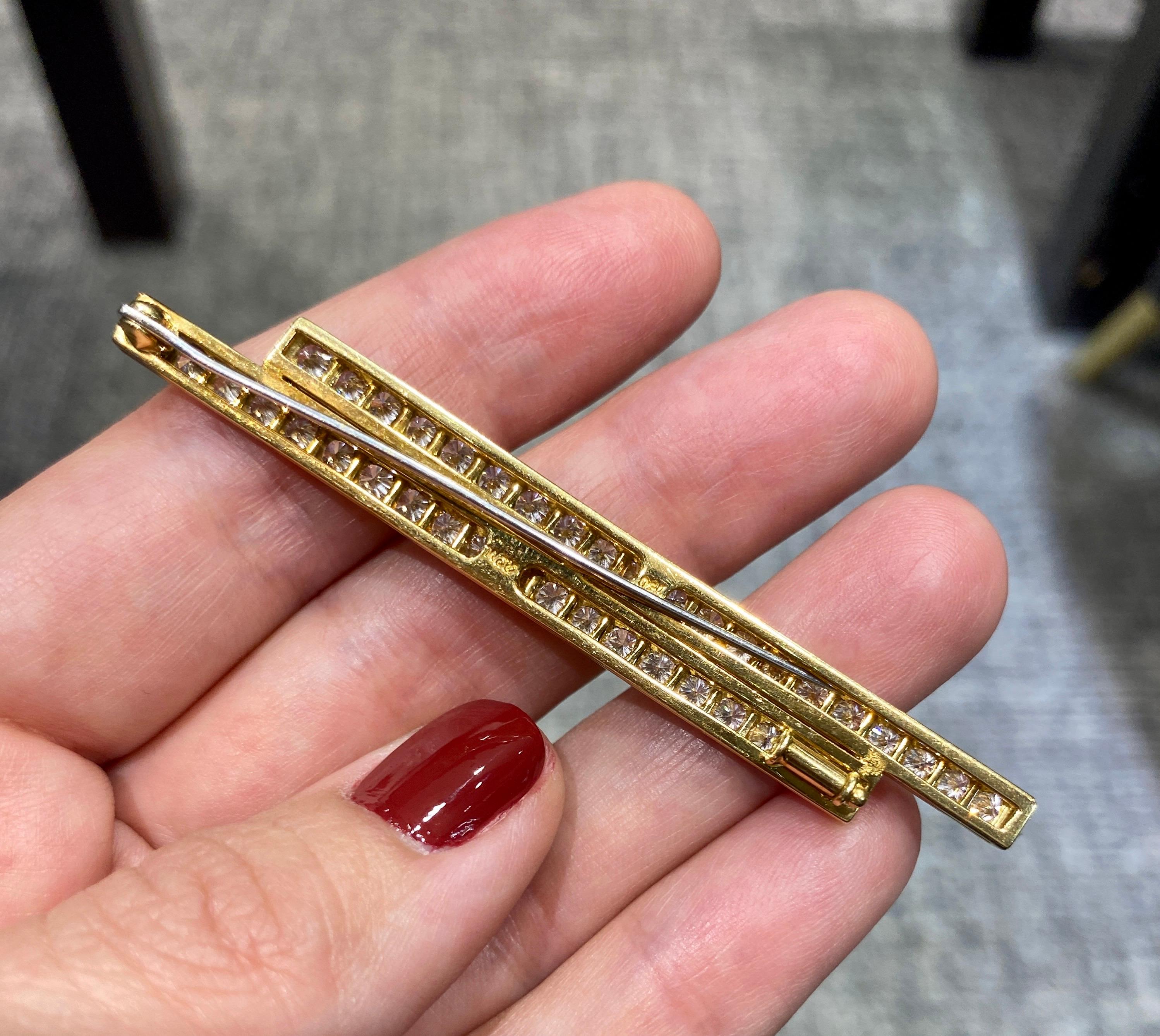 1950s European platinum and 18 carat gold diamond brooch In Excellent Condition For Sale In London, GB