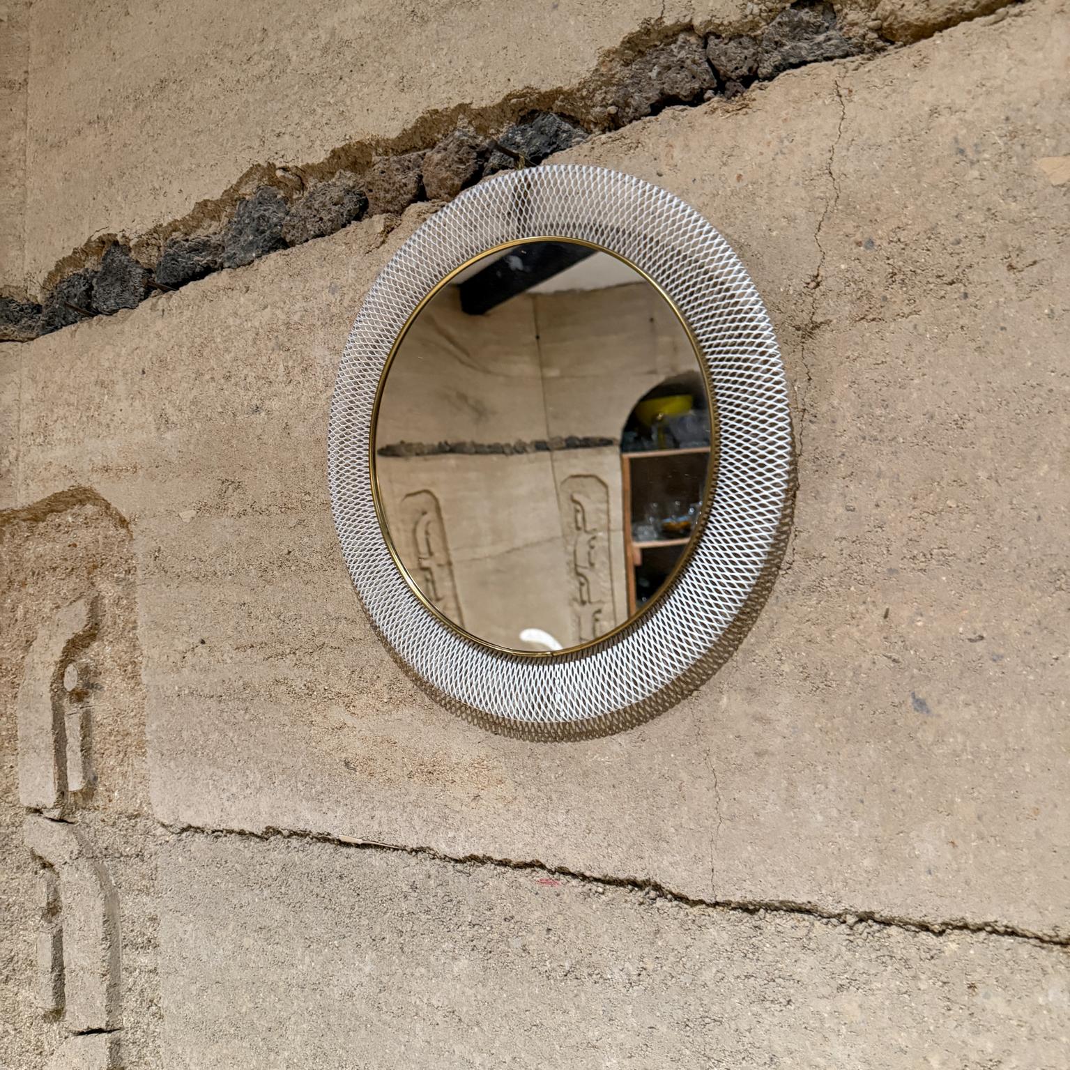 Mid-Century Modern Miroir mural européen en maille des années 1950 Cadre métallique extensible en vente