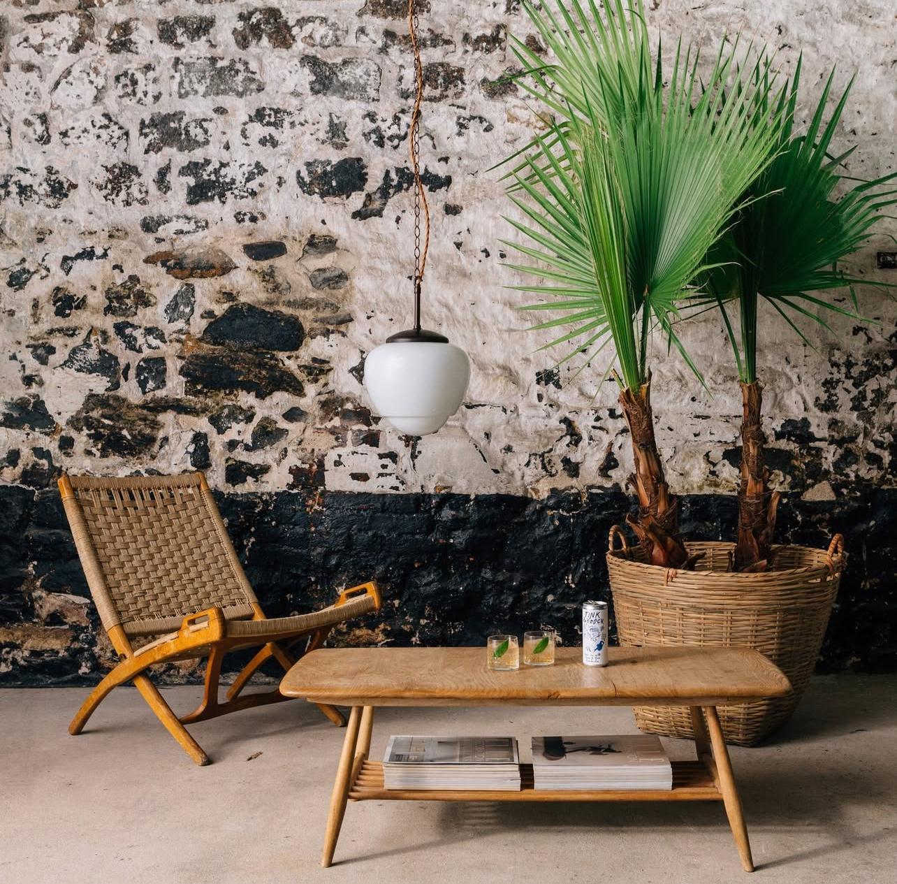 Scoperta e meticolosamente restaurata, questa elegante lampada a sospensione fonde lo spirito del design industriale della metà del XX secolo con un raffinato fascino domestico: un pezzo ideale per i collezionisti, i proprietari di casa attenti al