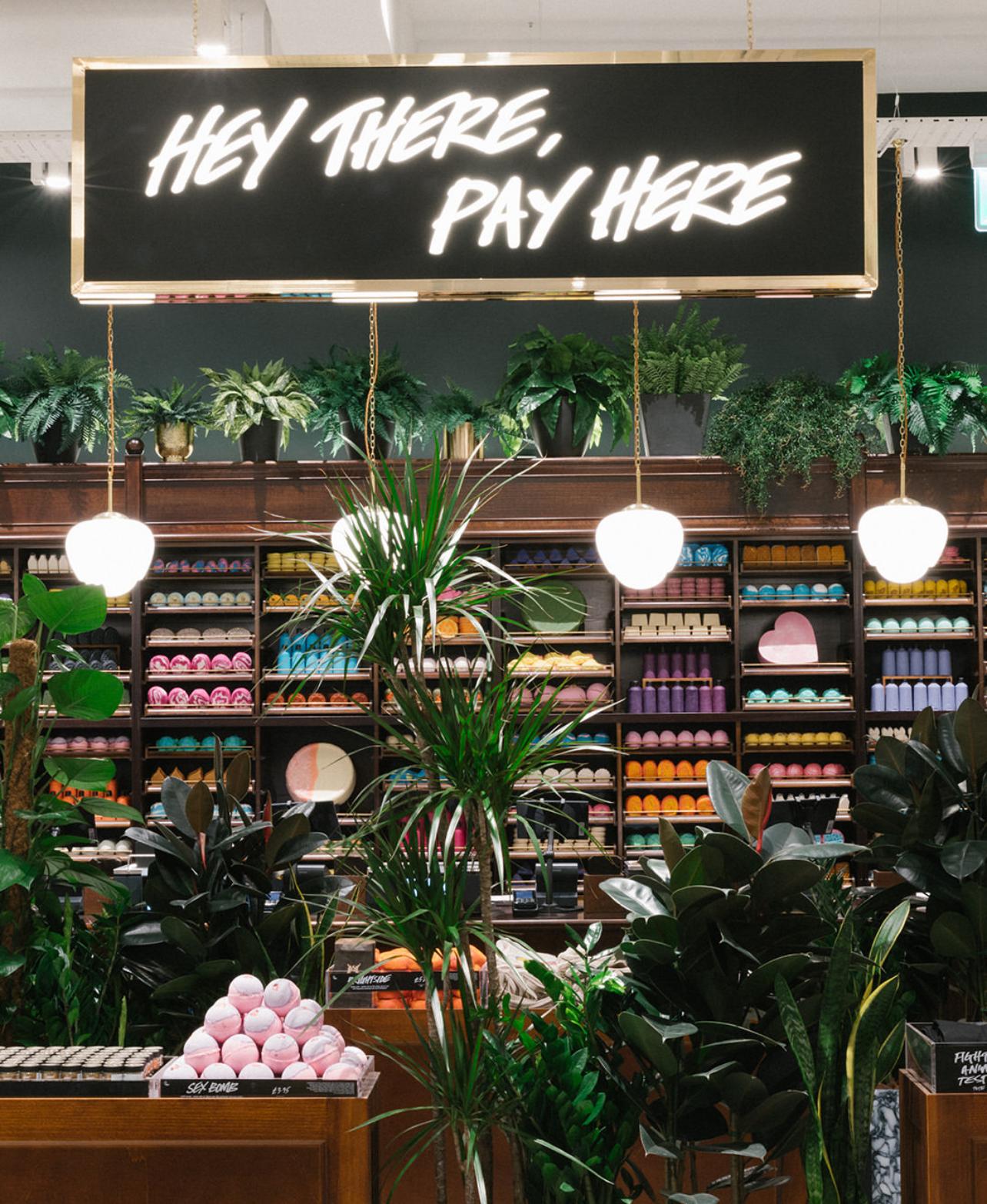 Mid-Century moderno Lampada a sospensione a goccia in vetro opalino bianco degli anni '50 in vendita