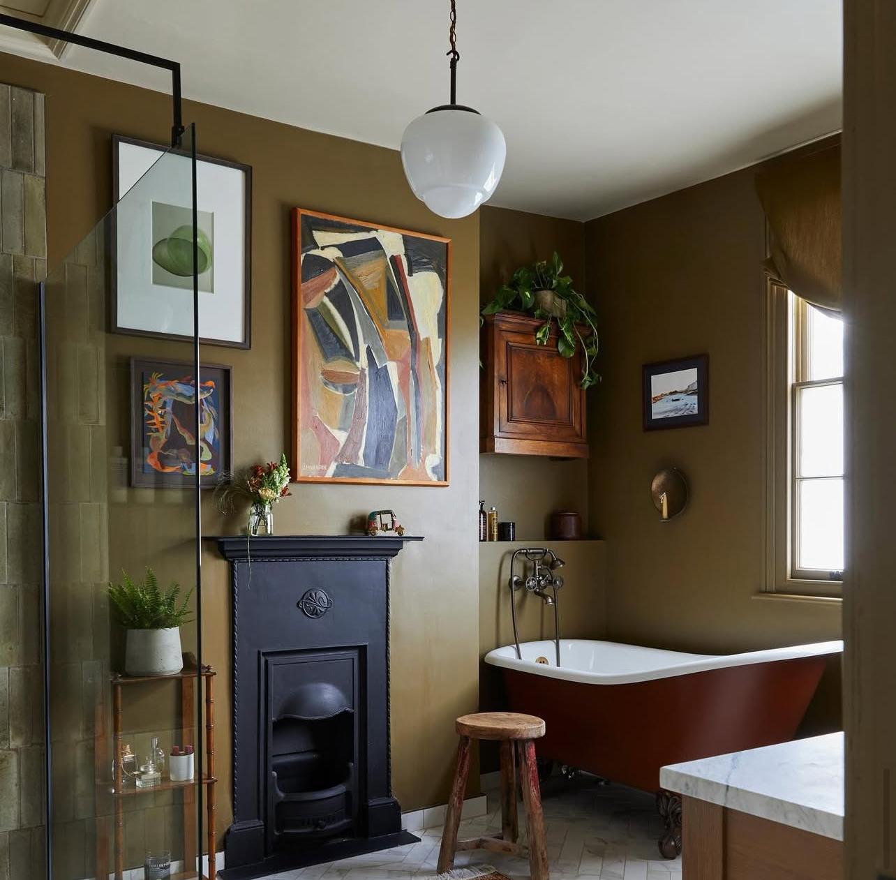 Lampada a sospensione a goccia in vetro opalino bianco degli anni '50 in vendita 1